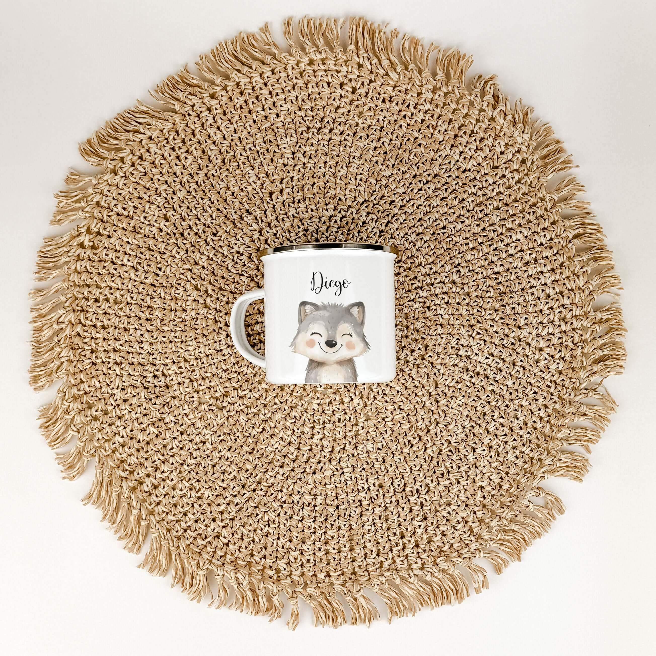 Emaille Tasse Wolf Portrait-famprints-Emaille Tasse-Entdecke die Emaille Tasse Wolf Portrait – dein perfekter Begleiter für den Alltag! Mit einer praktischen Füllmenge von 300 ml bietet die Tasse genügend Platz für deine Lieblingsgetränke. Sie ist BPA-fre