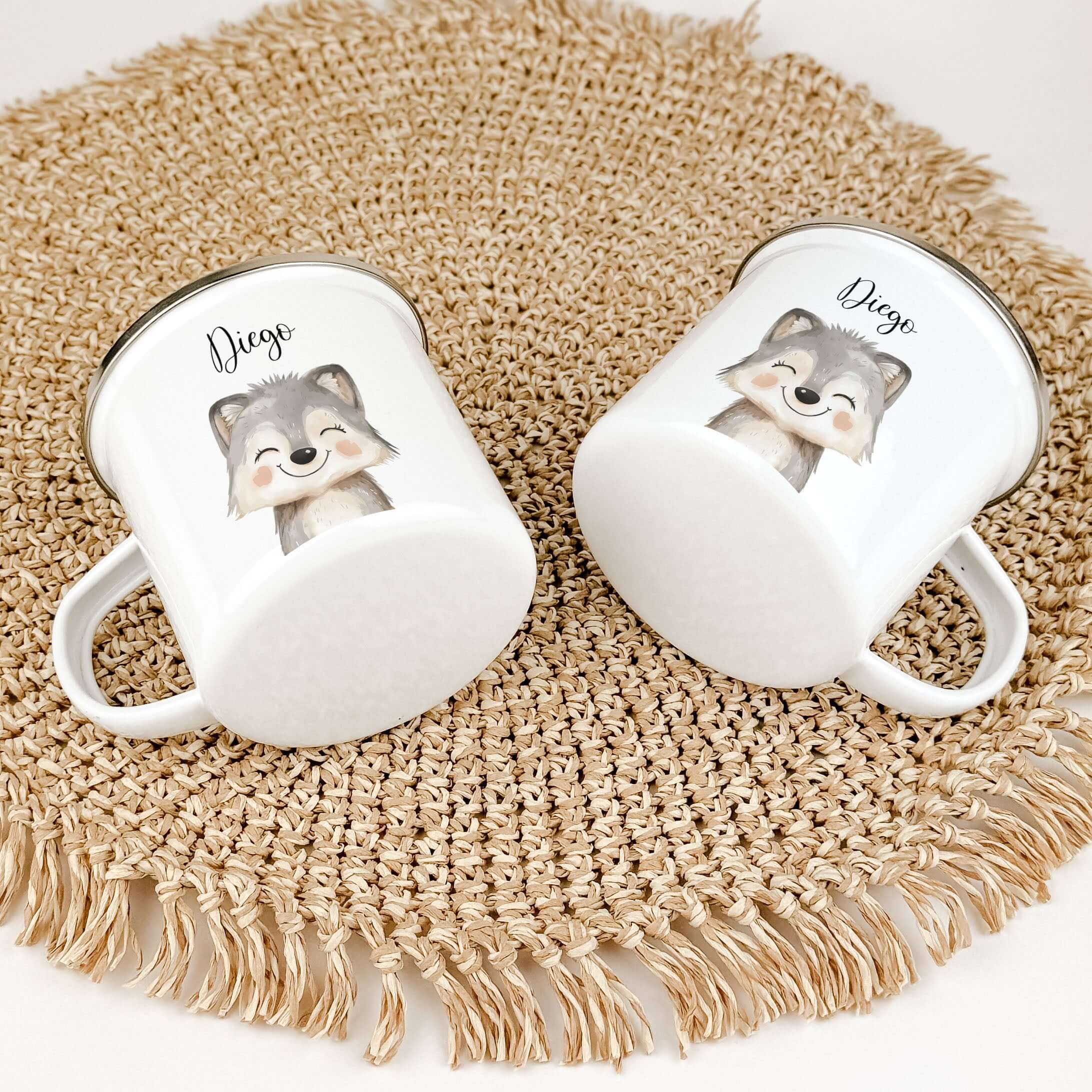 Emaille Tasse Wolf Portrait-famprints-Emaille Tasse-Entdecke die Emaille Tasse Wolf Portrait – dein perfekter Begleiter für den Alltag! Mit einer praktischen Füllmenge von 300 ml bietet die Tasse genügend Platz für deine Lieblingsgetränke. Sie ist BPA-fre