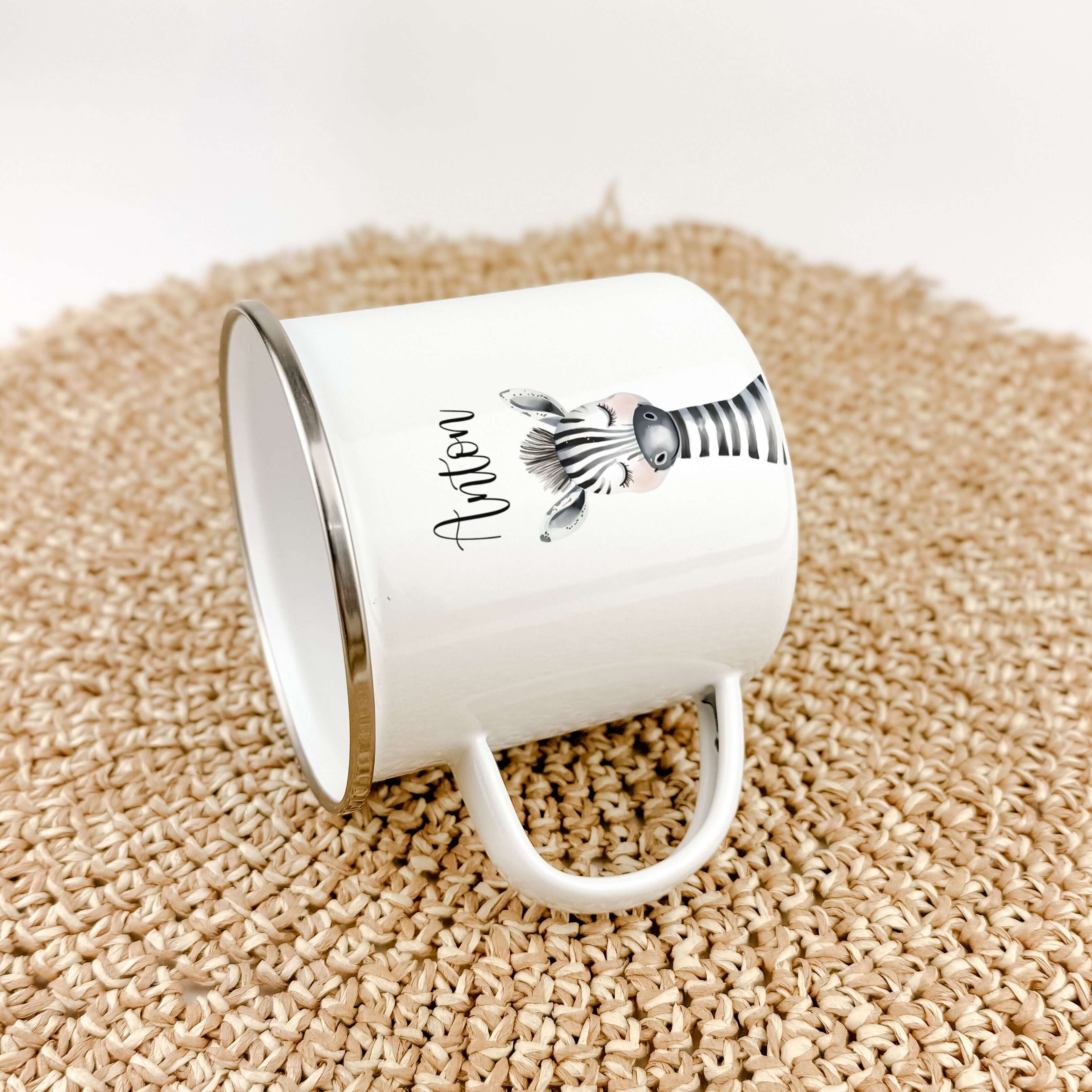 Emaille Tasse Zebra Portrait-famprints-Emaille Tasse-Entdecke die Emaille Tasse Zebra Portrait – das ideale personalisierte Geschenk für Kinder! Ob zur Einschulung, Taufe, Ostern oder Weihnachten, diese Emaille Tasse personalisiert wird mit dem Namen des