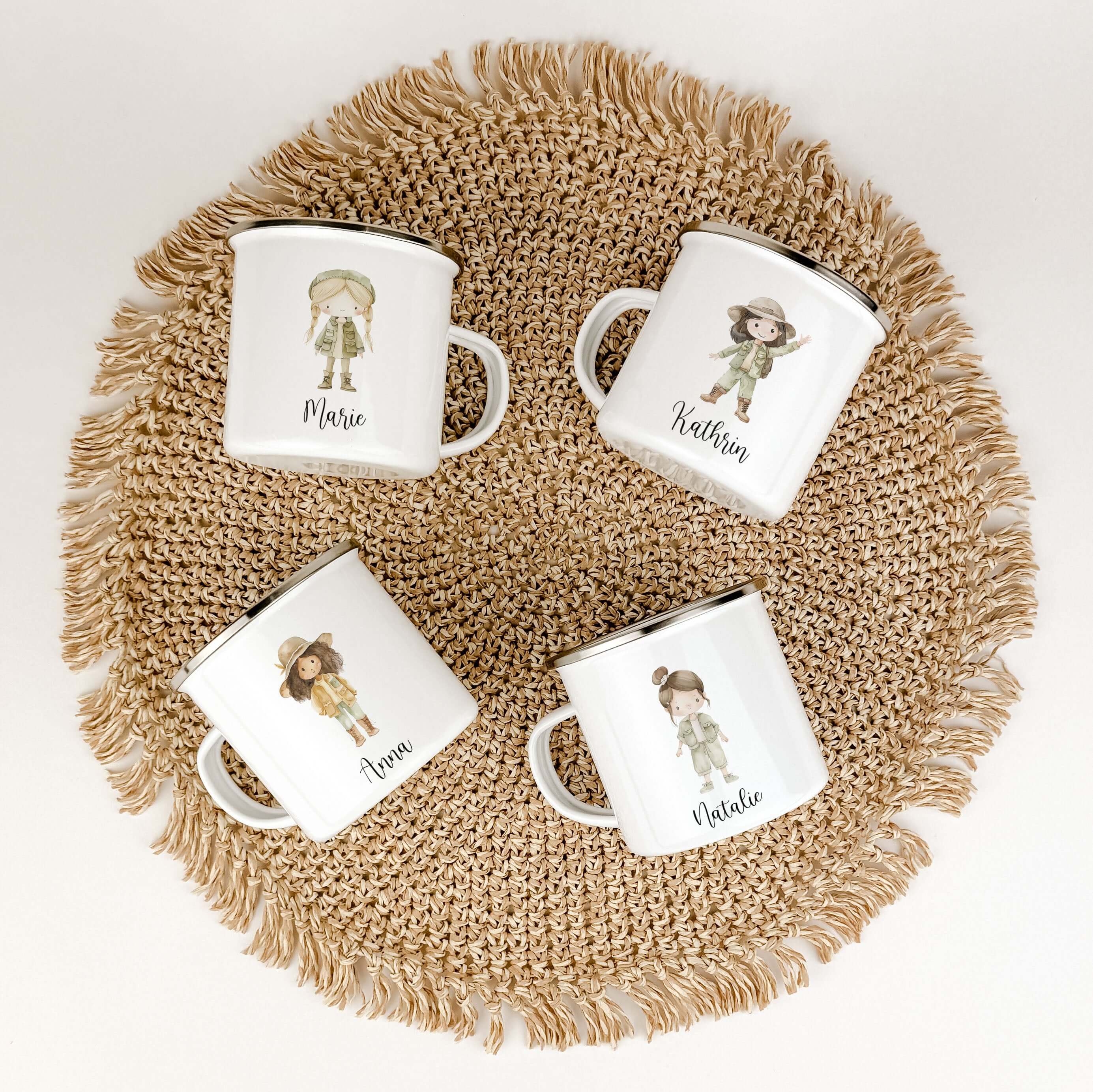 Emaille Tasse Pfadfinderin-famprints-Emaille Tasse-Entdecke die perfekte Begleiterin für kleine Abenteurer: unsere personalisierte Emaille Tasse Pfadfinderin. Mit dieser einzigartigen Tasse schaffst du nicht nur ein praktisches Trinkgefäß, sondern auch ei