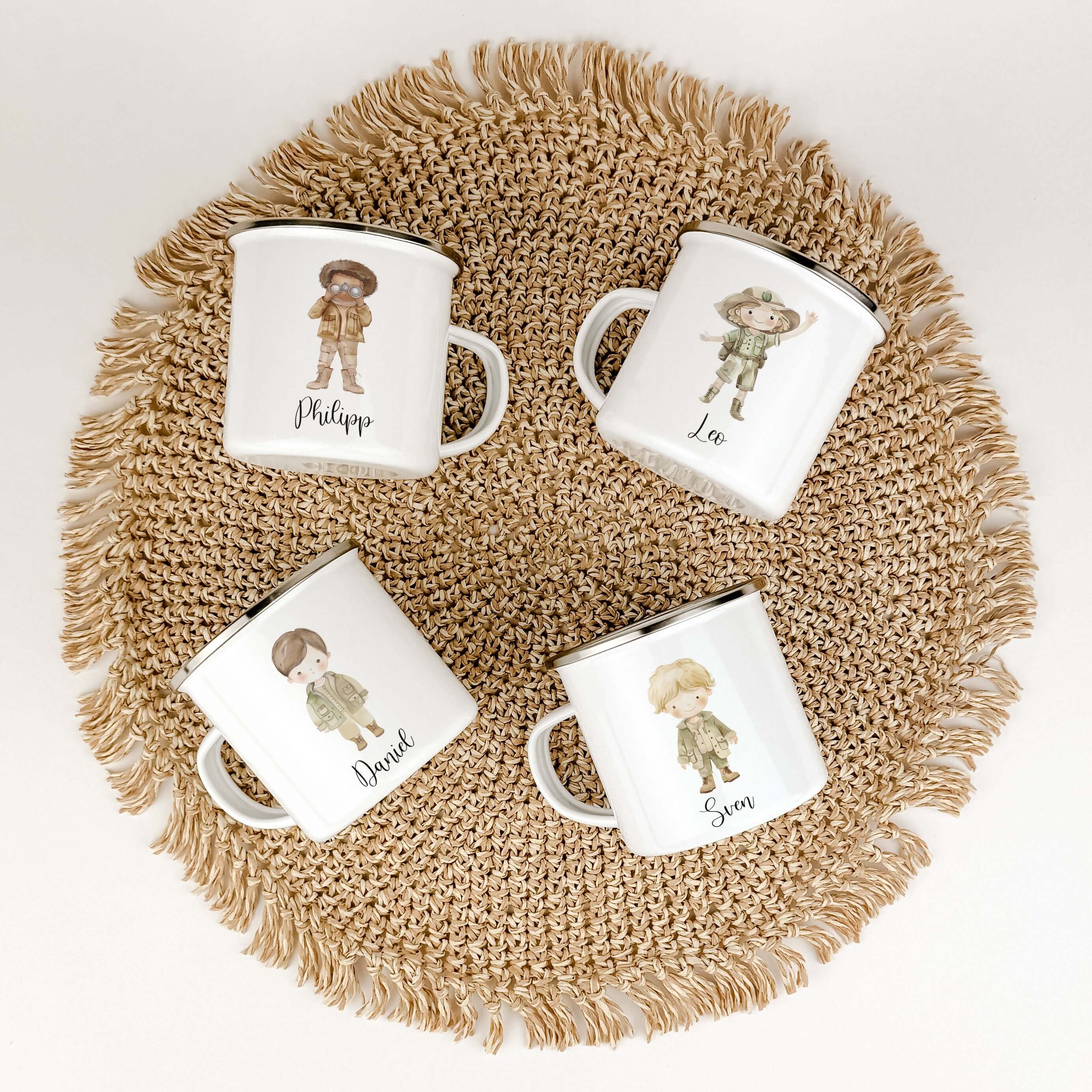 Emaille Tasse Pfadfinder-famprints-Emaille Tasse-Entdecke die bezaubernde Emaille Tasse Pfadfinder, die nicht nur ein praktisches Trinkgefäß ist, sondern auch ein liebevolles Geschenk für besondere Anlässe wie die Einschulung oder Taufe. Diese personalisi