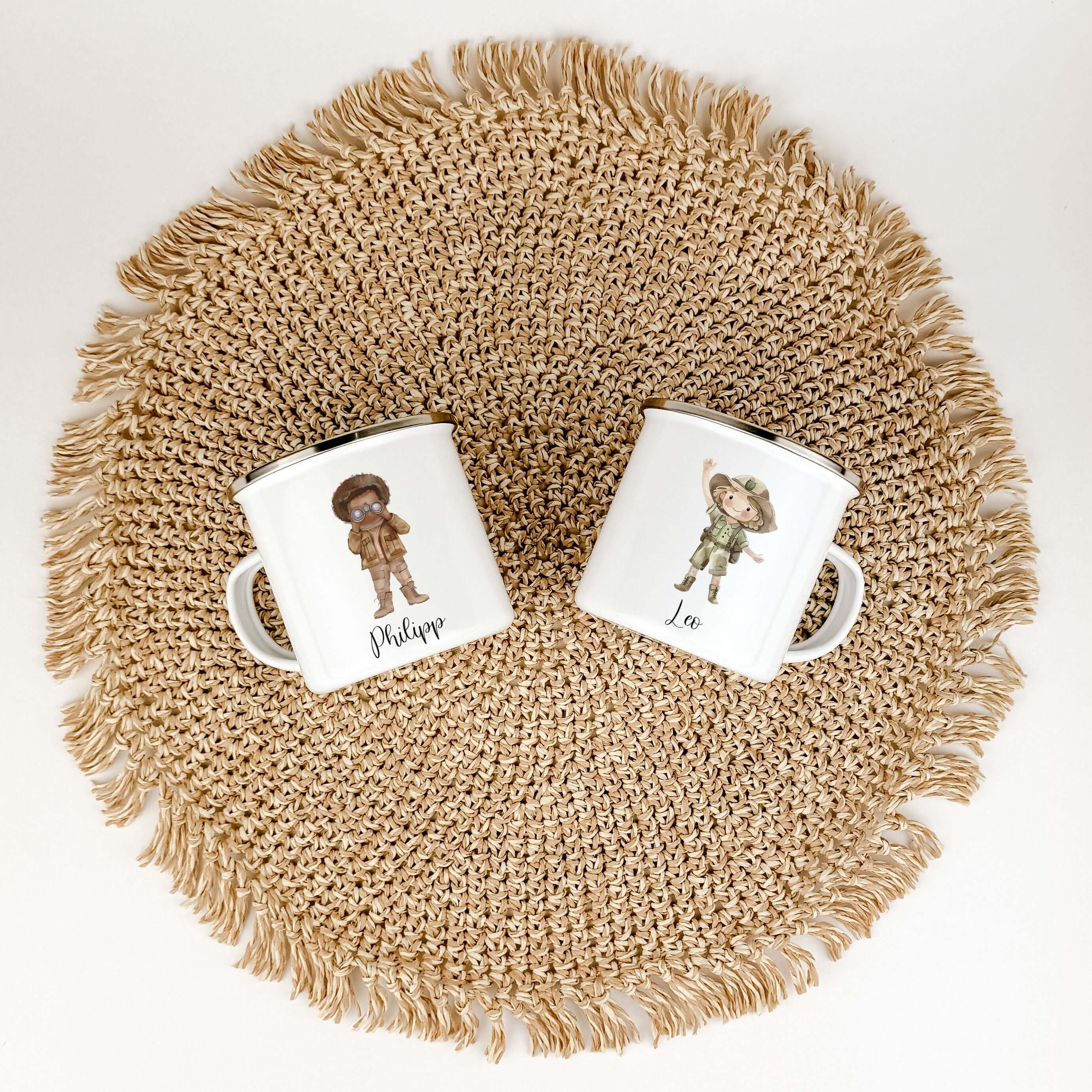 Emaille Tasse Pfadfinder-famprints-Emaille Tasse-Entdecke die bezaubernde Emaille Tasse Pfadfinder, die nicht nur ein praktisches Trinkgefäß ist, sondern auch ein liebevolles Geschenk für besondere Anlässe wie die Einschulung oder Taufe. Diese personalisi