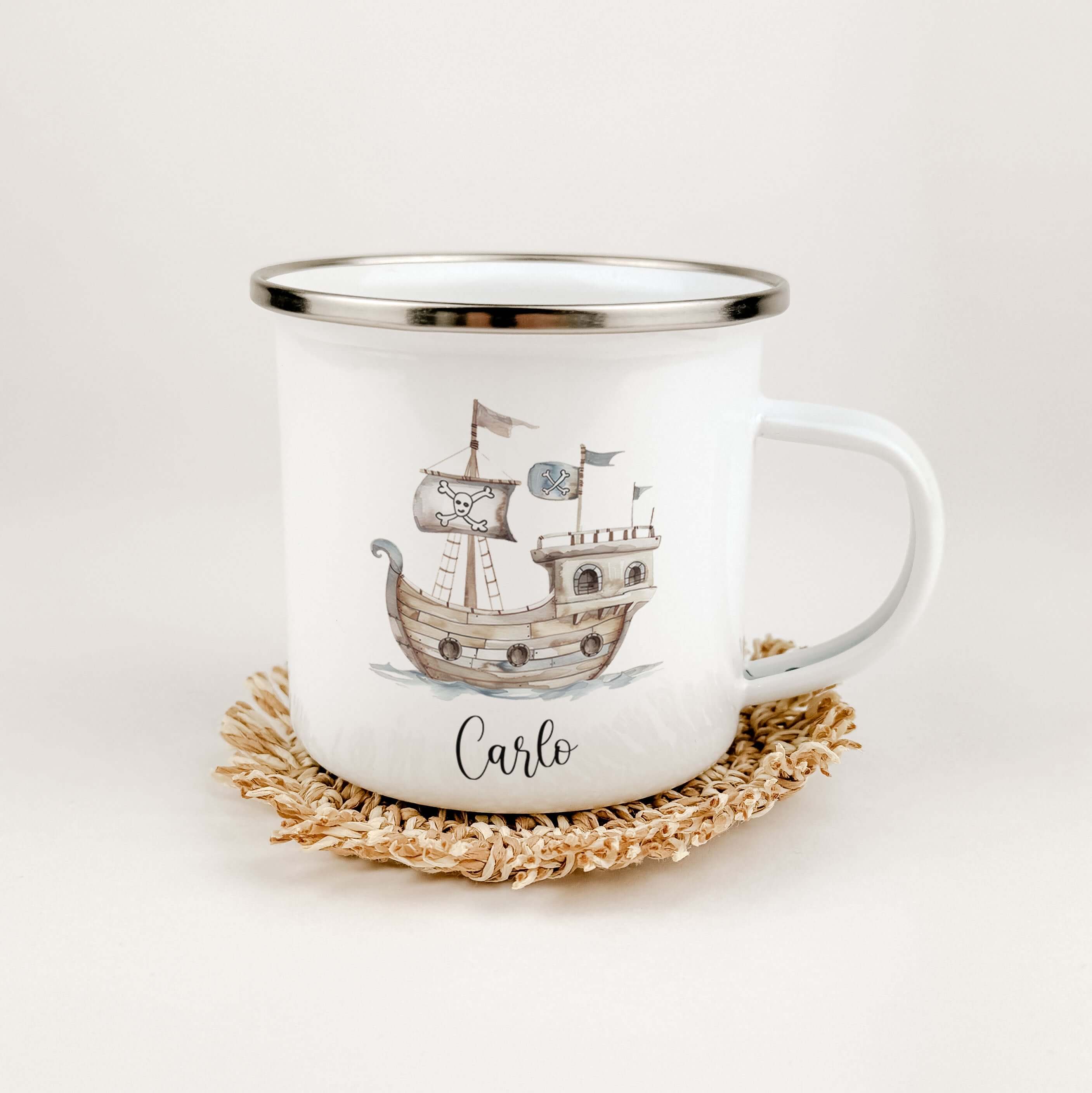 Emaille Tasse Piratenschiff-famprints-Emaille Tasse-Entdecke die zauberhafte Emaille Tasse Piratenschiff, die nicht nur funktional ist, sondern auch das Herz jedes kleinen Abenteurers höher schlagen lässt. Diese Emaille Tasse personalisiert bringt Freude