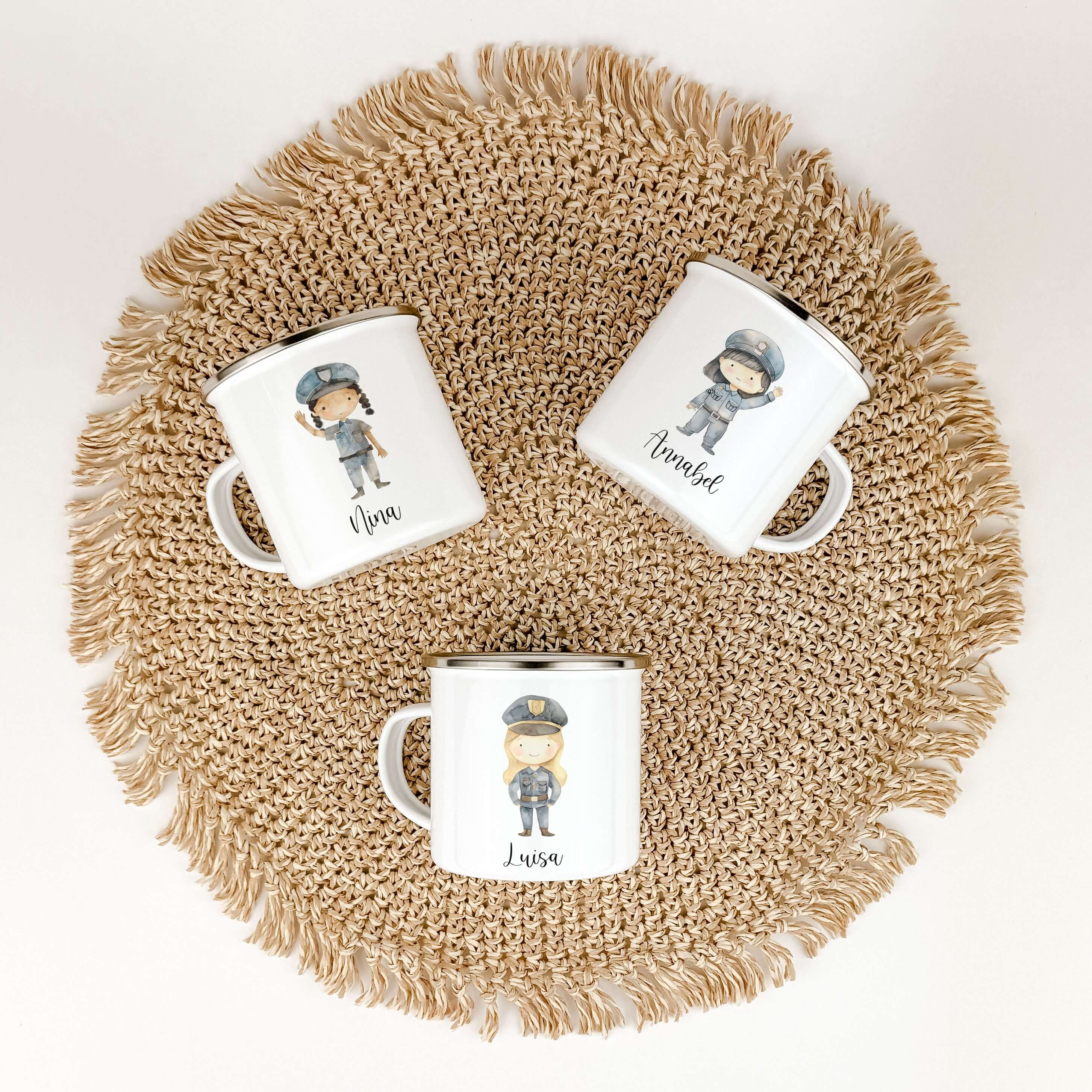 Emaille Tasse Polizistin-famprints-Emaille Tasse-Entdecke unsere bezaubernde Emaille Tasse Polizistin, die nicht nur als praktisches Trinkgefäß überzeugt, sondern auch ein liebevolles, personalisiertes Geschenk für kleine Polizistinnen ist. Diese Emaille