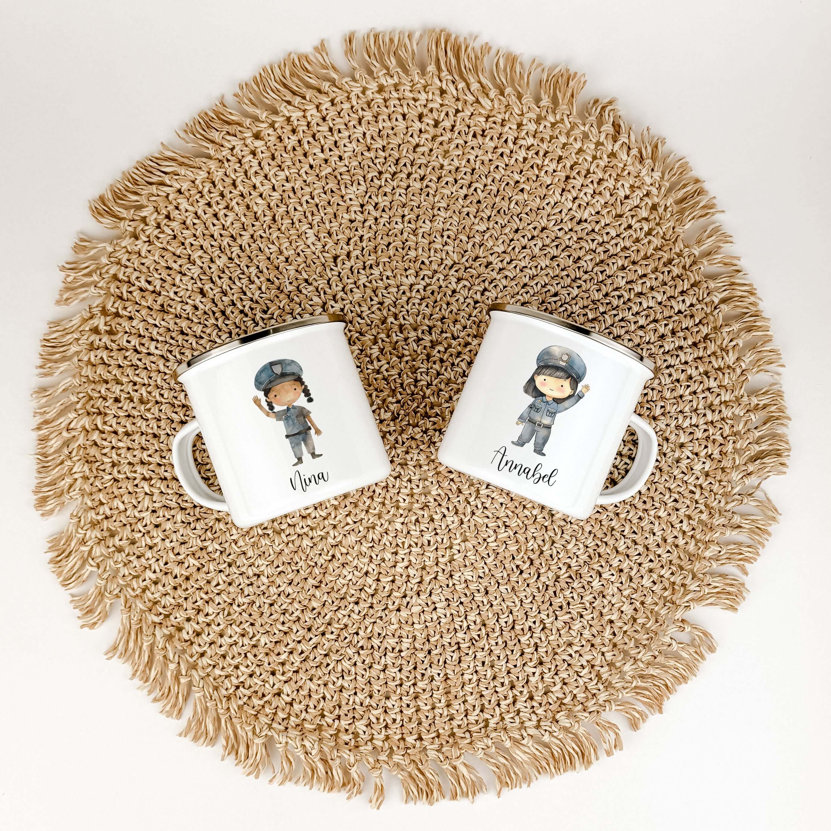 Emaille Tasse Polizistin-famprints-Emaille Tasse-Entdecke unsere bezaubernde Emaille Tasse Polizistin, die nicht nur als praktisches Trinkgefäß überzeugt, sondern auch ein liebevolles, personalisiertes Geschenk für kleine Polizistinnen ist. Diese Emaille