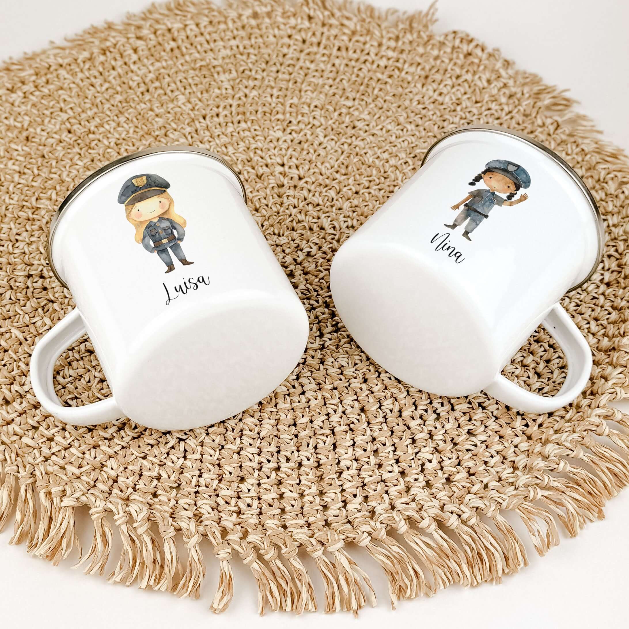 Emaille Tasse Polizistin-famprints-Emaille Tasse-Entdecke unsere bezaubernde Emaille Tasse Polizistin, die nicht nur als praktisches Trinkgefäß überzeugt, sondern auch ein liebevolles, personalisiertes Geschenk für kleine Polizistinnen ist. Diese Emaille