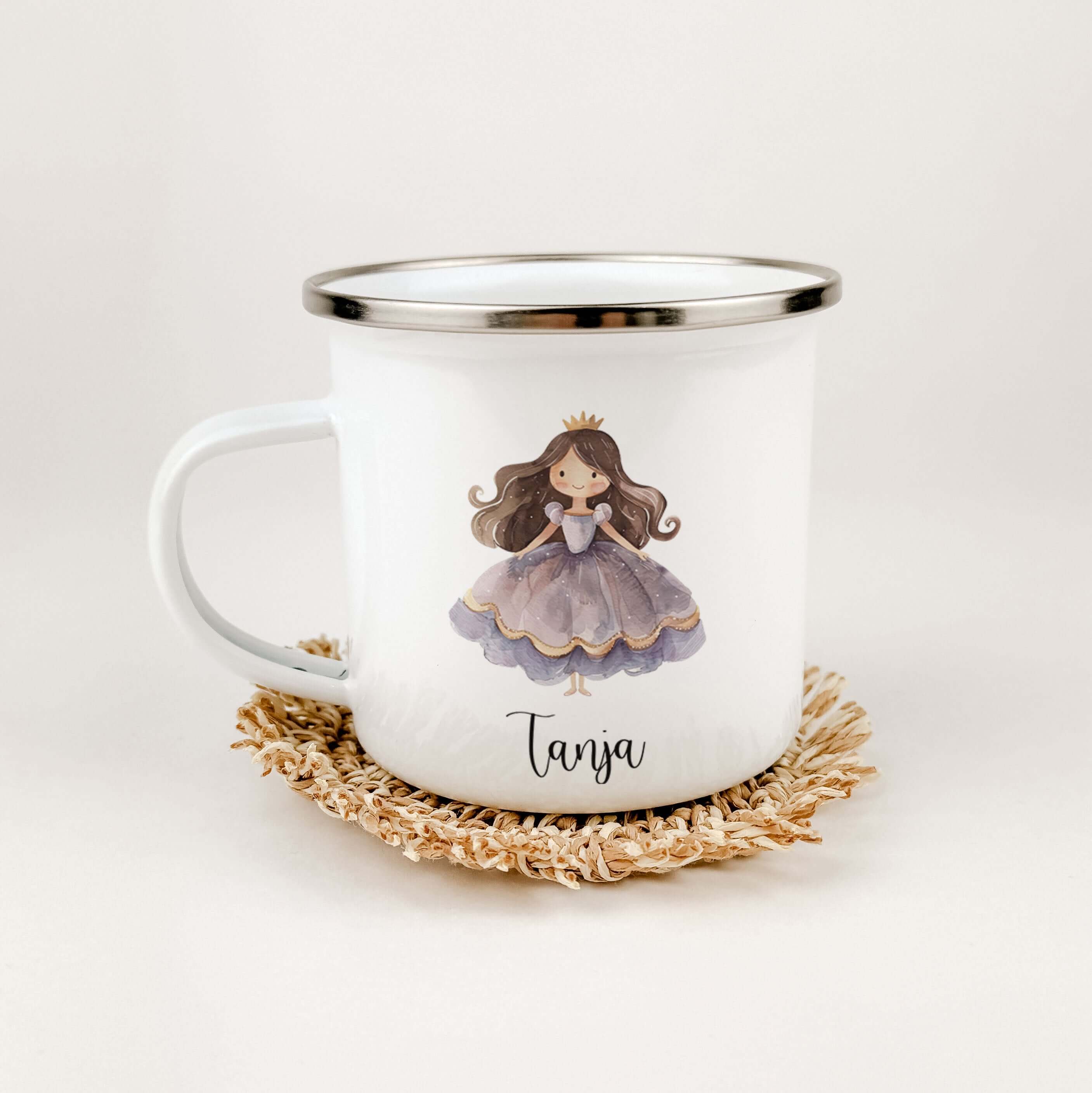 Emaille Tasse Prinzessin-famprints-Emaille Tasse-Entdecke die zauberhafte Emaille Tasse Prinzessin – ein einzigartiges Geschenk, das Kinderaugen zum Leuchten bringt. Diese personalisierte Tasse mit dem Namen deines kleinen Lieblings wird nicht nur zum täg