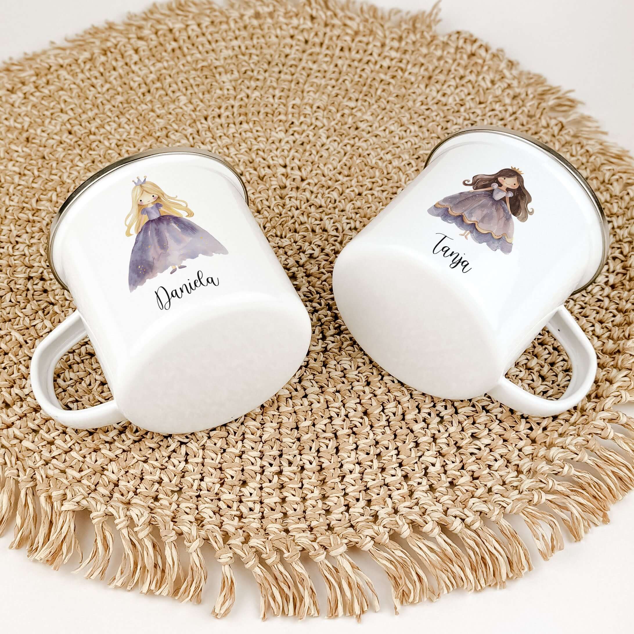 Emaille Tasse Prinzessin-famprints-Emaille Tasse-Entdecke die zauberhafte Emaille Tasse Prinzessin – ein einzigartiges Geschenk, das Kinderaugen zum Leuchten bringt. Diese personalisierte Tasse mit dem Namen deines kleinen Lieblings wird nicht nur zum täg