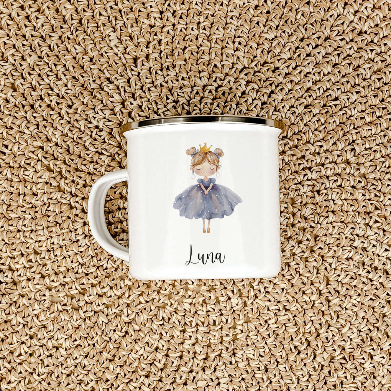Emaille Tasse Prinzessin-famprints-Emaille Tasse-Entdecke die zauberhafte Emaille Tasse Prinzessin – ein einzigartiges Geschenk, das Kinderaugen zum Leuchten bringt. Diese personalisierte Tasse mit dem Namen deines kleinen Lieblings wird nicht nur zum täg