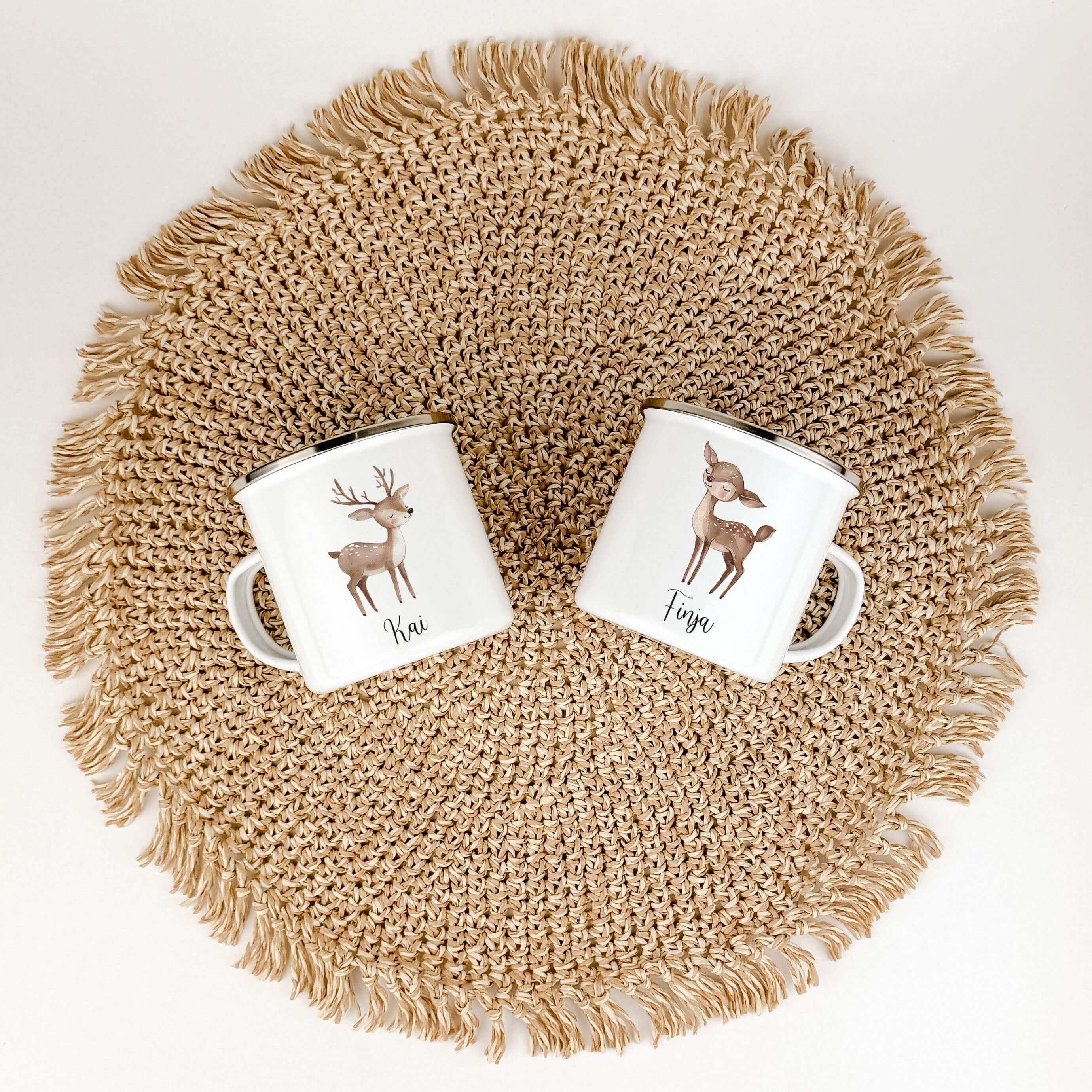 Emaille Tasse Reh-famprints-Emaille Tasse-Entdecke die zauberhafte Emaille Tasse Reh – ein liebevoll gestalteter Begleiter, der nicht nur deinen Alltag verschönert, sondern auch für strahlende Kinderaugen sorgt. Diese Emaille Tasse personalisiert bringt F