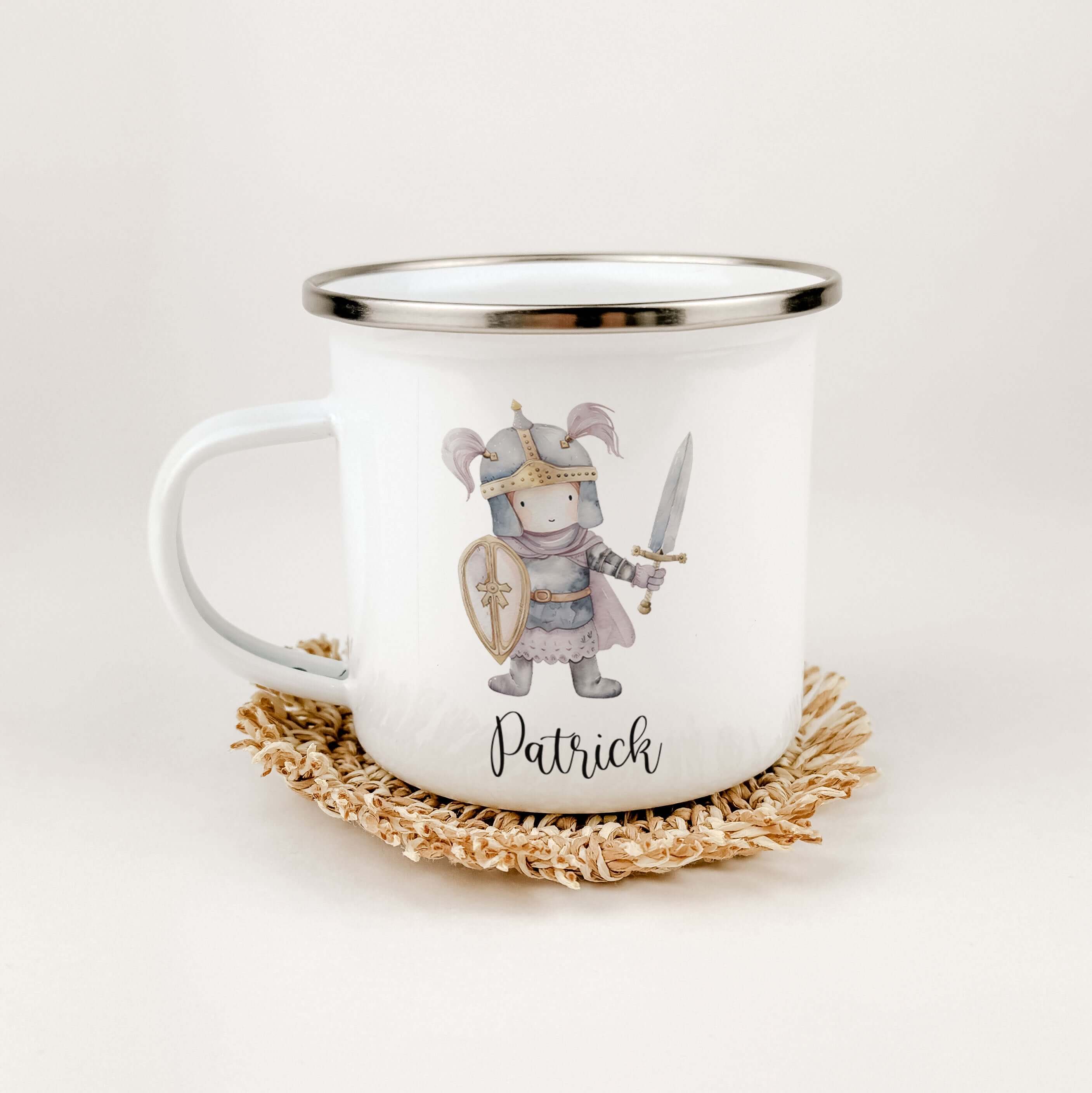 Emaille Tasse Ritter-famprints-Emaille Tasse-Entdecke die zauberhafte Emaille Tasse Ritter, die nicht nur ein praktischer Begleiter für den Alltag ist, sondern auch das Herz deines Kindes höher schlagen lässt. Mit jedem Schluck aus dieser personalisierten