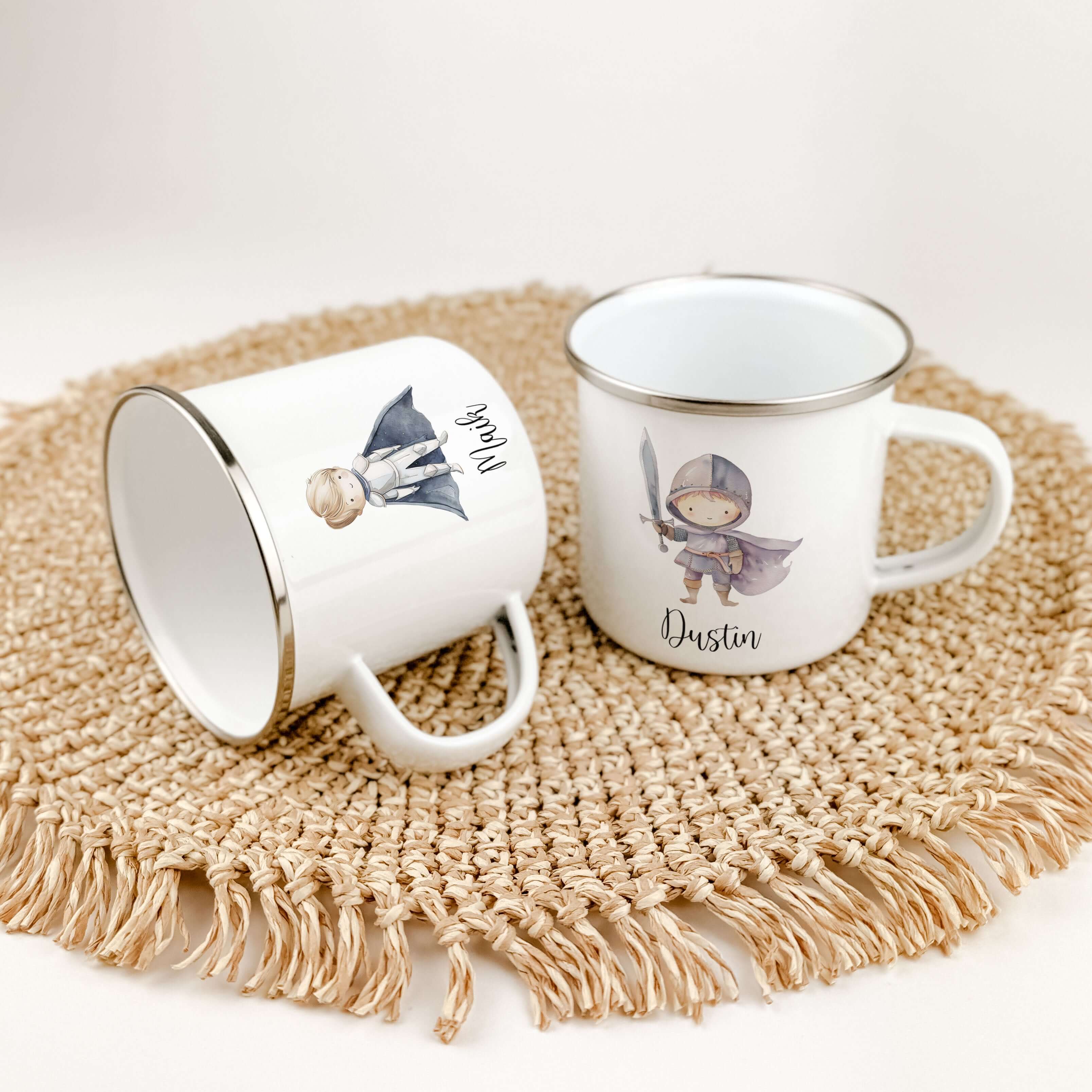 Emaille Tasse Ritter-famprints-Emaille Tasse-Entdecke die zauberhafte Emaille Tasse Ritter, die nicht nur ein praktischer Begleiter für den Alltag ist, sondern auch das Herz deines Kindes höher schlagen lässt. Mit jedem Schluck aus dieser personalisierten