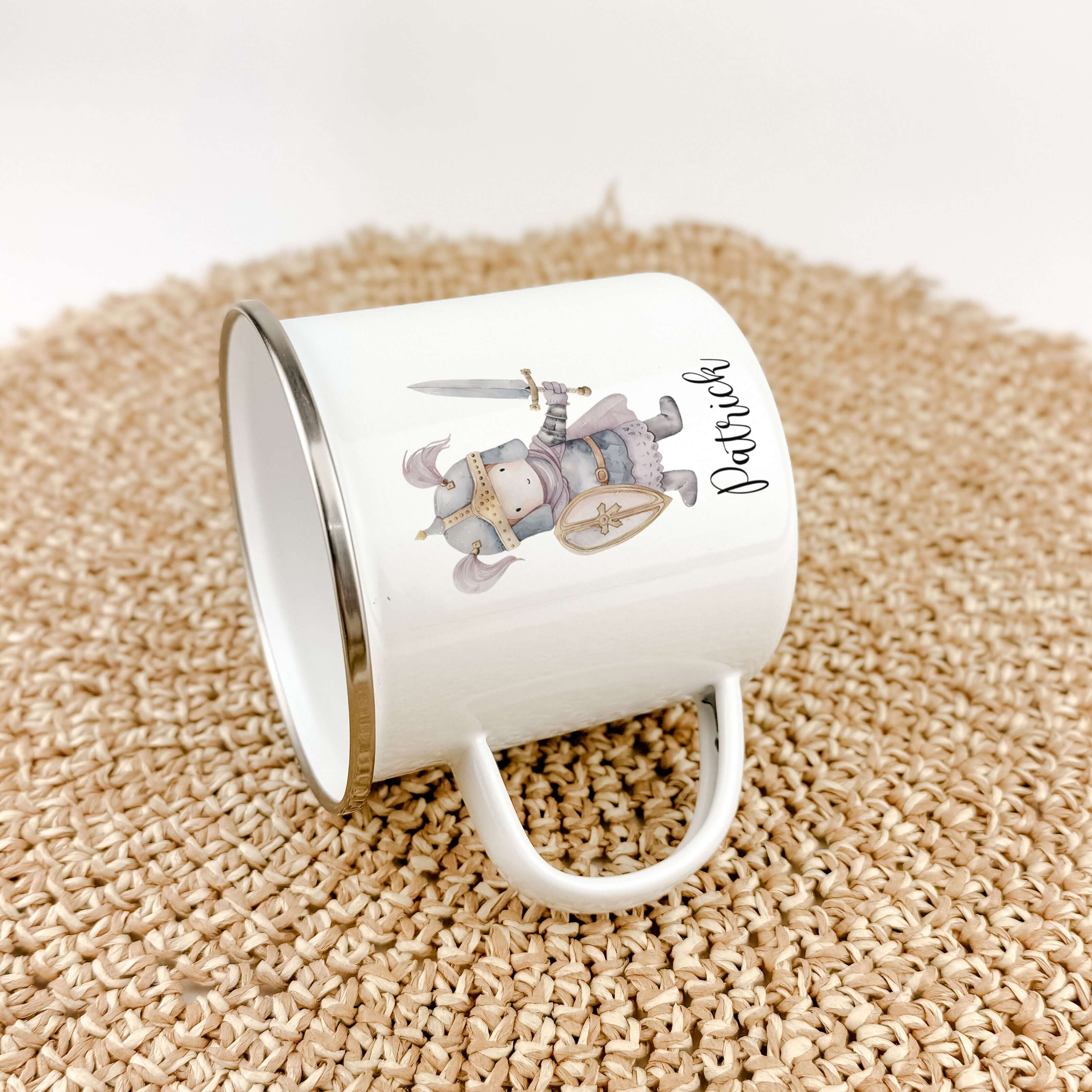 Emaille Tasse Ritter-famprints-Emaille Tasse-Entdecke die zauberhafte Emaille Tasse Ritter, die nicht nur ein praktischer Begleiter für den Alltag ist, sondern auch das Herz deines Kindes höher schlagen lässt. Mit jedem Schluck aus dieser personalisierten