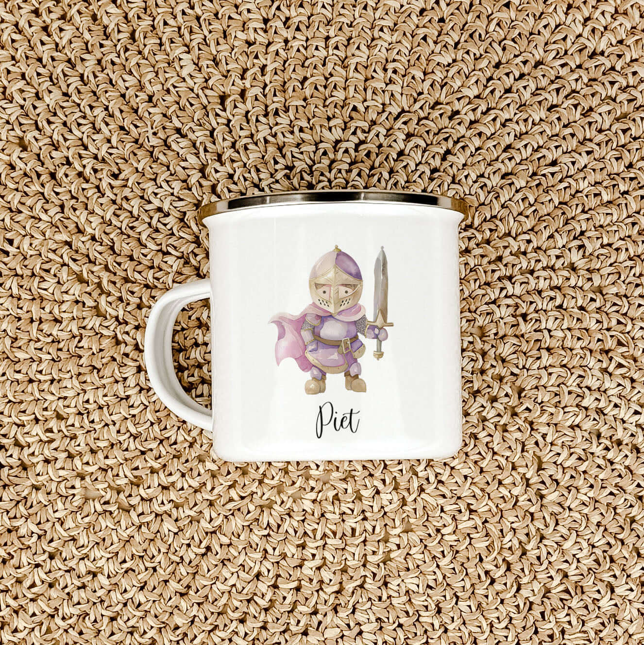 Emaille Tasse Ritter-famprints-Emaille Tasse-Entdecke die zauberhafte Emaille Tasse Ritter, die nicht nur ein praktischer Begleiter für den Alltag ist, sondern auch das Herz deines Kindes höher schlagen lässt. Mit jedem Schluck aus dieser personalisierten