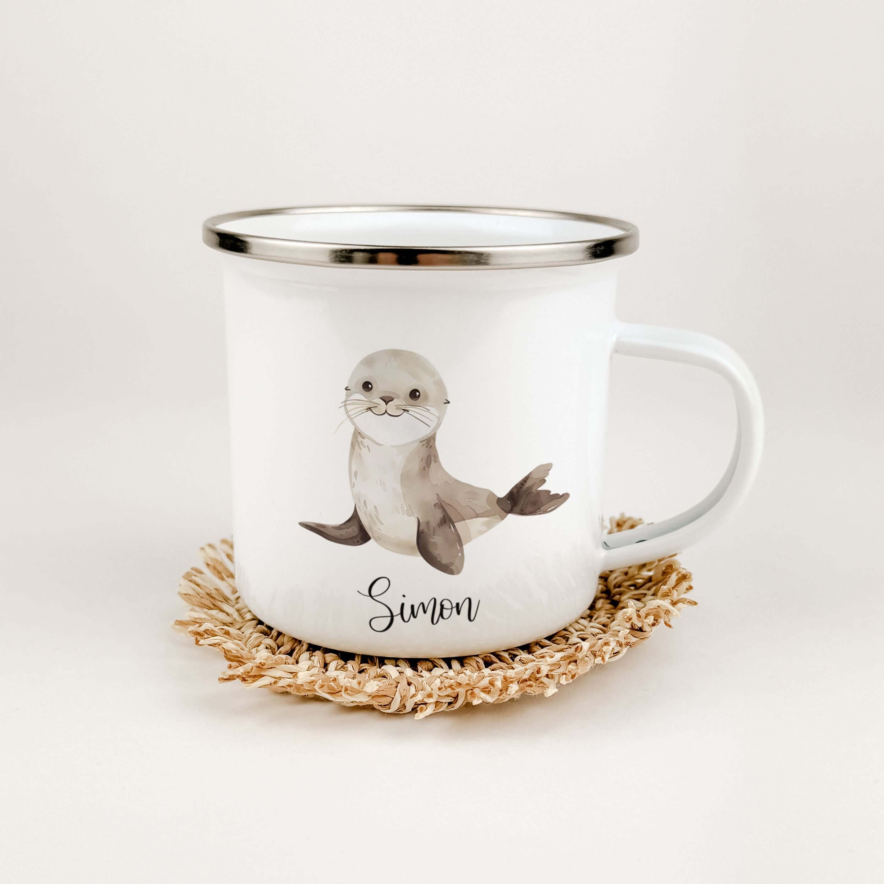 Emaille Tasse Seerobbe-famprints-Emaille Tasse-Entdecke die zauberhafte Emaille Tasse Seerobbe – das perfekte personalisierte Geschenk für kleine Seefahrer! Diese liebevoll gestaltete Emaille Tasse personalisiert sorgt für strahlende Kinderaugen und bring