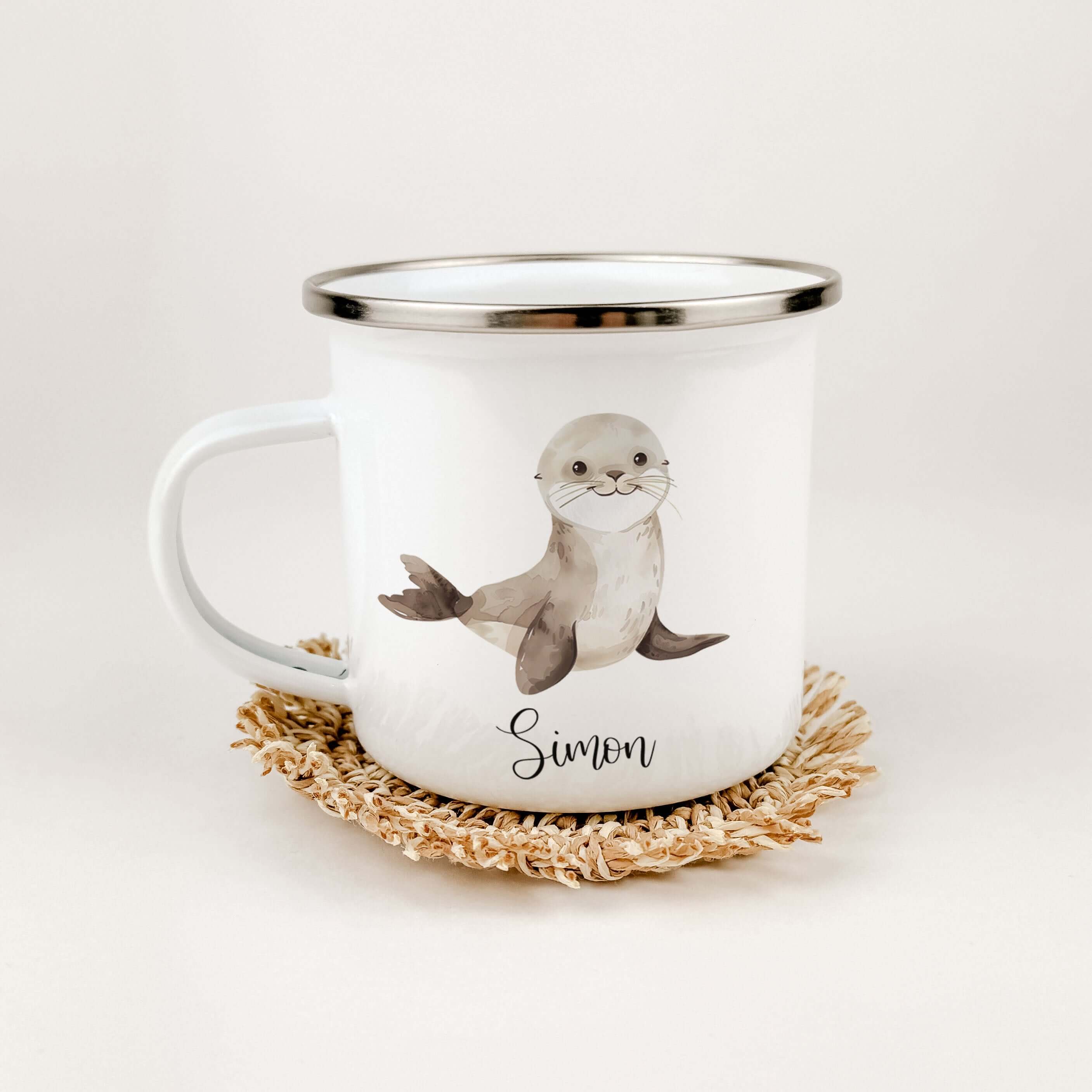 Emaille Tasse Seerobbe-famprints-Emaille Tasse-Entdecke die zauberhafte Emaille Tasse Seerobbe – das perfekte personalisierte Geschenk für kleine Seefahrer! Diese liebevoll gestaltete Emaille Tasse personalisiert sorgt für strahlende Kinderaugen und bring