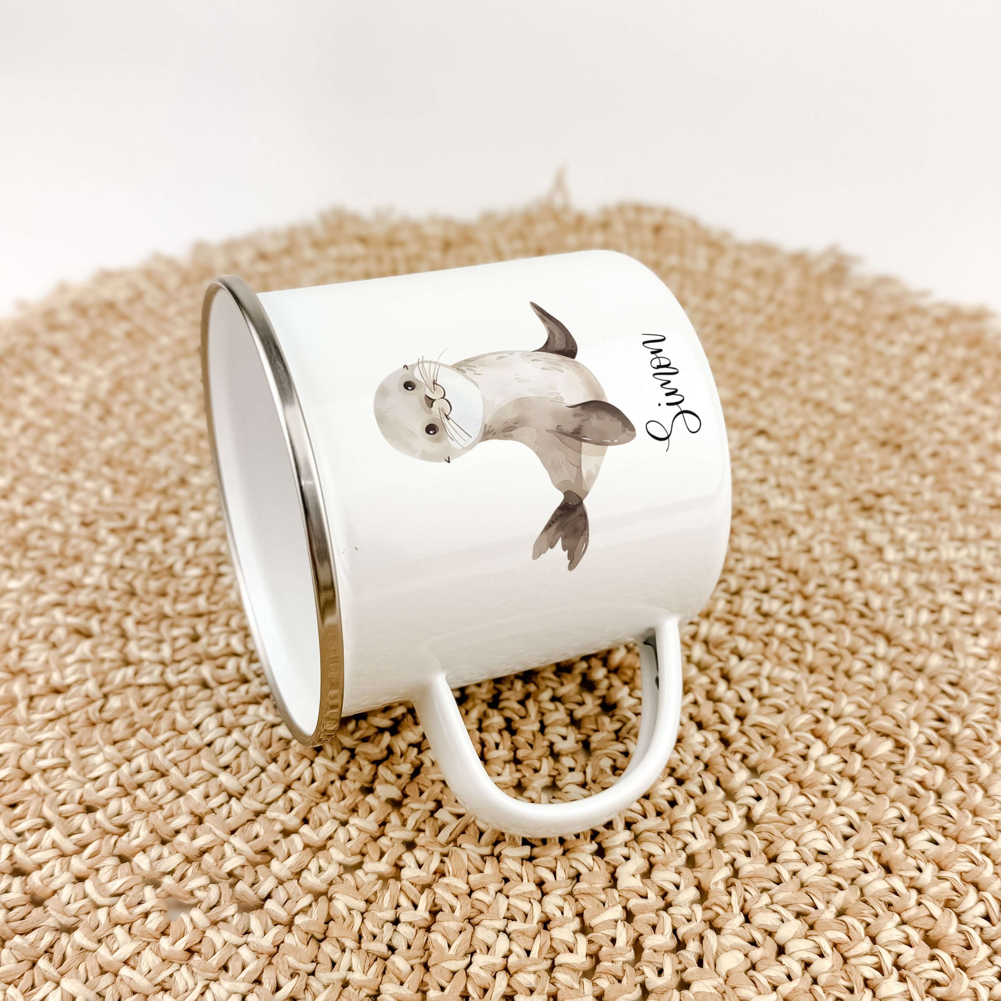Emaille Tasse Seerobbe-famprints-Emaille Tasse-Entdecke die zauberhafte Emaille Tasse Seerobbe – das perfekte personalisierte Geschenk für kleine Seefahrer! Diese liebevoll gestaltete Emaille Tasse personalisiert sorgt für strahlende Kinderaugen und bring