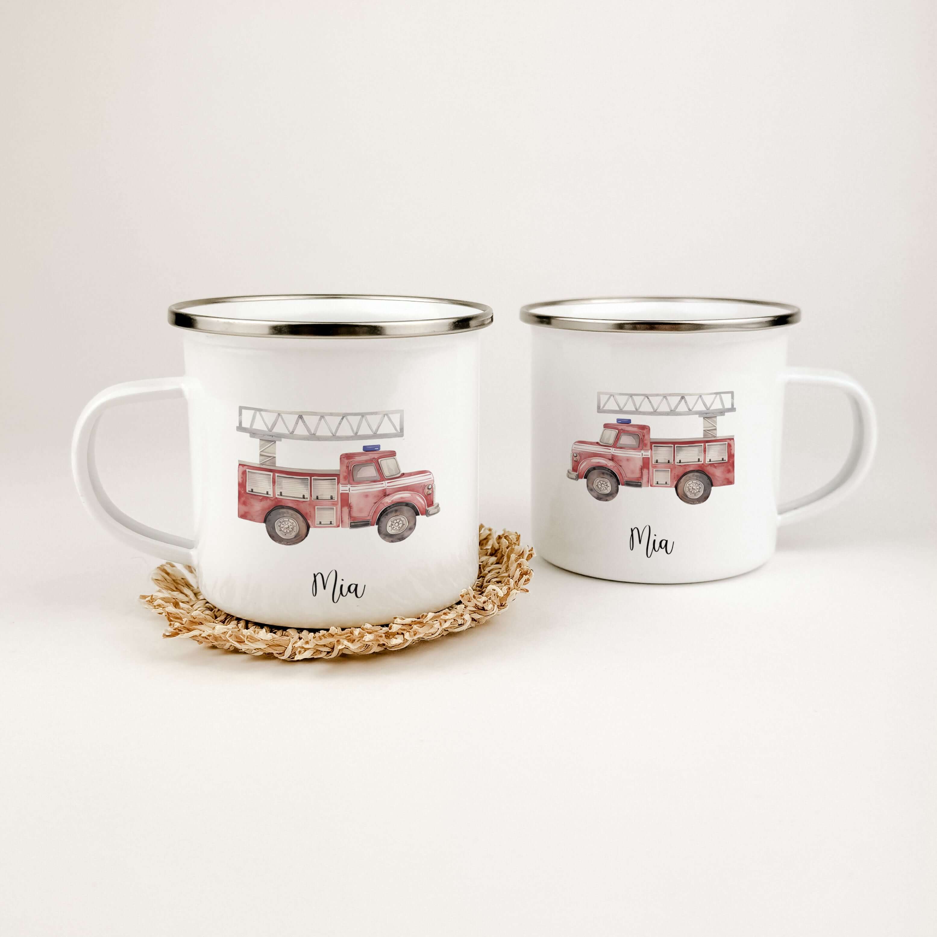 Emaille Tasse Feuerwehr-famprints-Emaille Tasse-Entdecke unsere Emaille Tasse Feuerwehr von famprints – das perfekte Geschenk für kleine Feuerwehrleute! Mit ihrem einzigaritgen Feuerwehrauto-Design und der Möglichkeit, sie mit dem Namen deines Kindes zu p