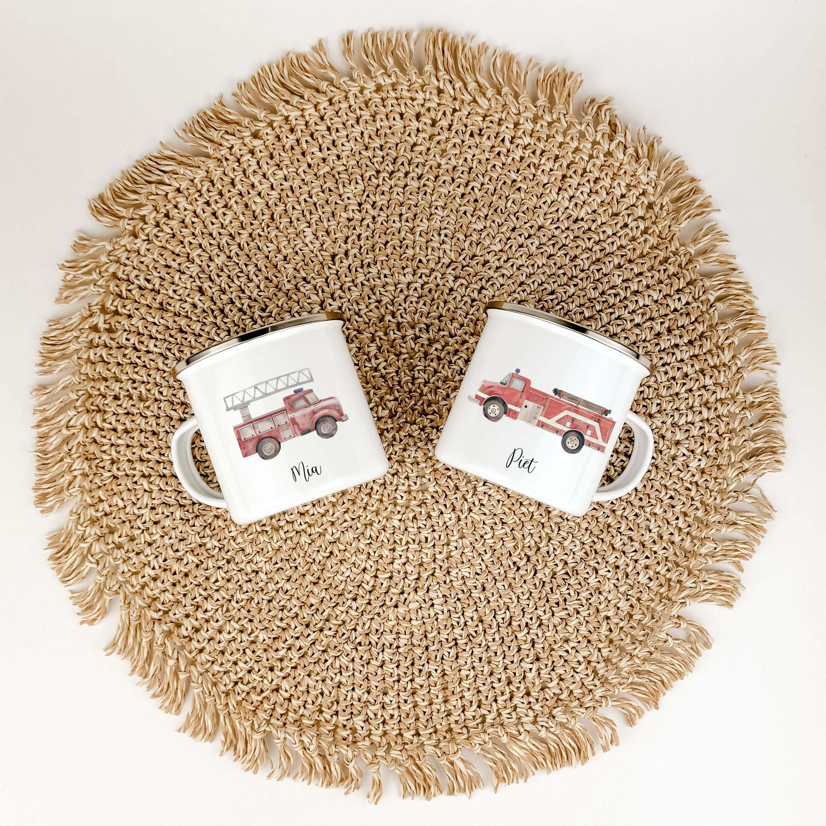 Emaille Tasse Feuerwehr-famprints-Emaille Tasse-Entdecke unsere Emaille Tasse Feuerwehr von famprints – das perfekte Geschenk für kleine Feuerwehrleute! Mit ihrem einzigaritgen Feuerwehrauto-Design und der Möglichkeit, sie mit dem Namen deines Kindes zu p