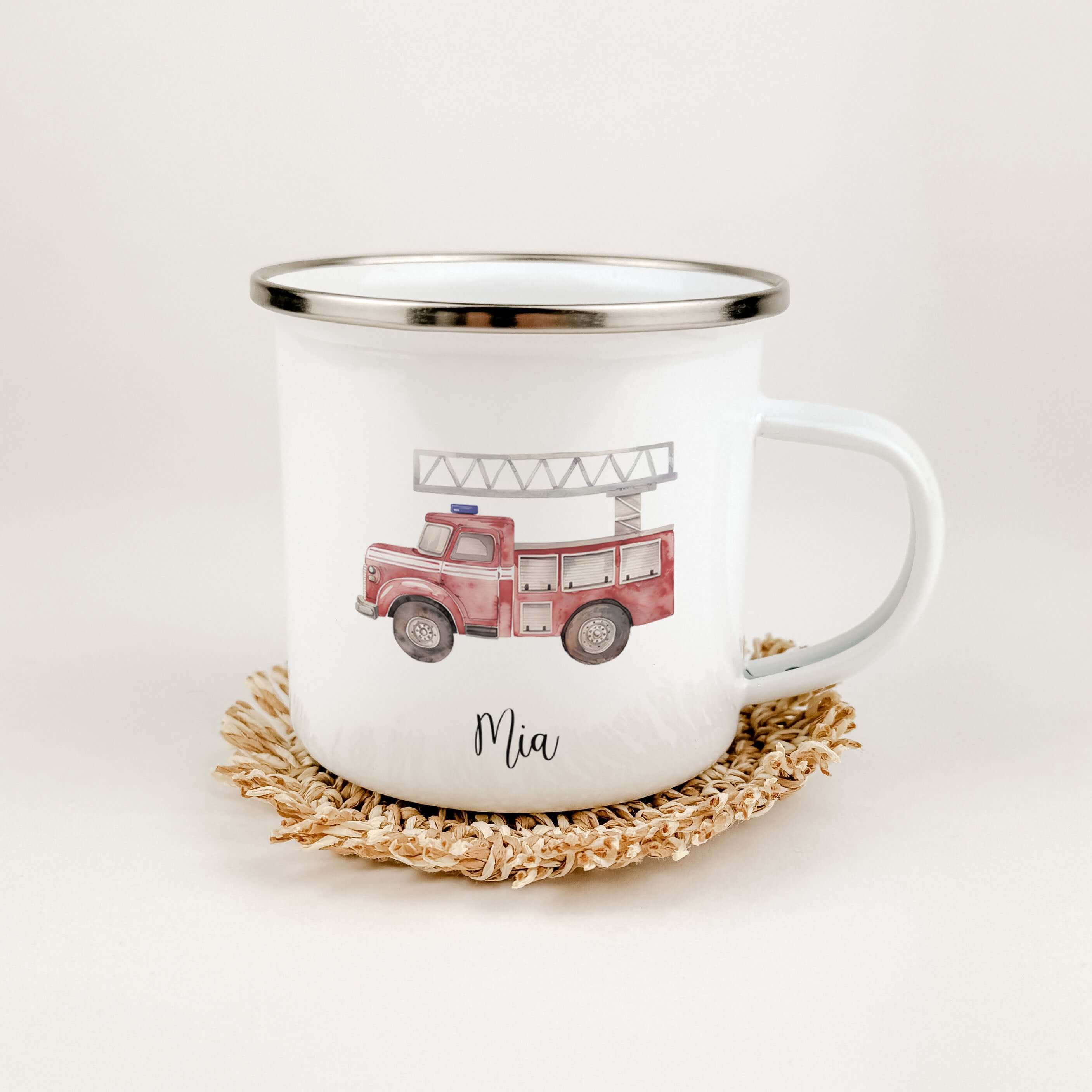 Emaille Tasse Feuerwehr-famprints-Emaille Tasse-Entdecke unsere Emaille Tasse Feuerwehr von famprints – das perfekte Geschenk für kleine Feuerwehrleute! Mit ihrem einzigaritgen Feuerwehrauto-Design und der Möglichkeit, sie mit dem Namen deines Kindes zu p