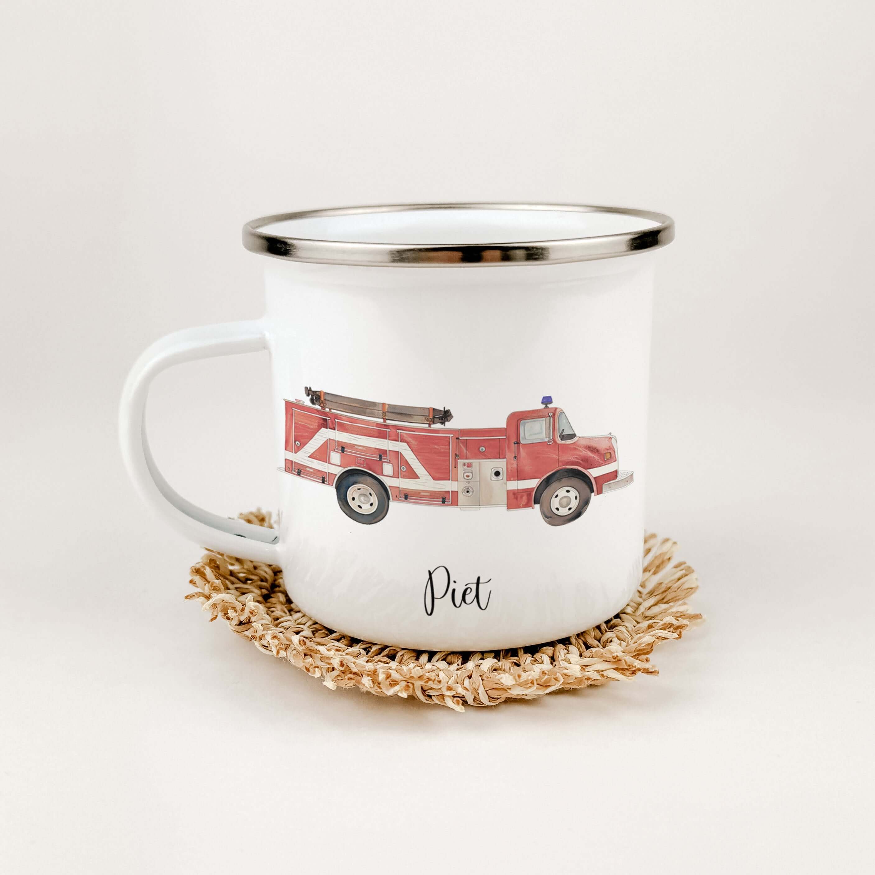 Emaille Tasse Feuerwehr-famprints-Emaille Tasse-Entdecke unsere Emaille Tasse Feuerwehr von famprints – das perfekte Geschenk für kleine Feuerwehrleute! Mit ihrem einzigaritgen Feuerwehrauto-Design und der Möglichkeit, sie mit dem Namen deines Kindes zu p