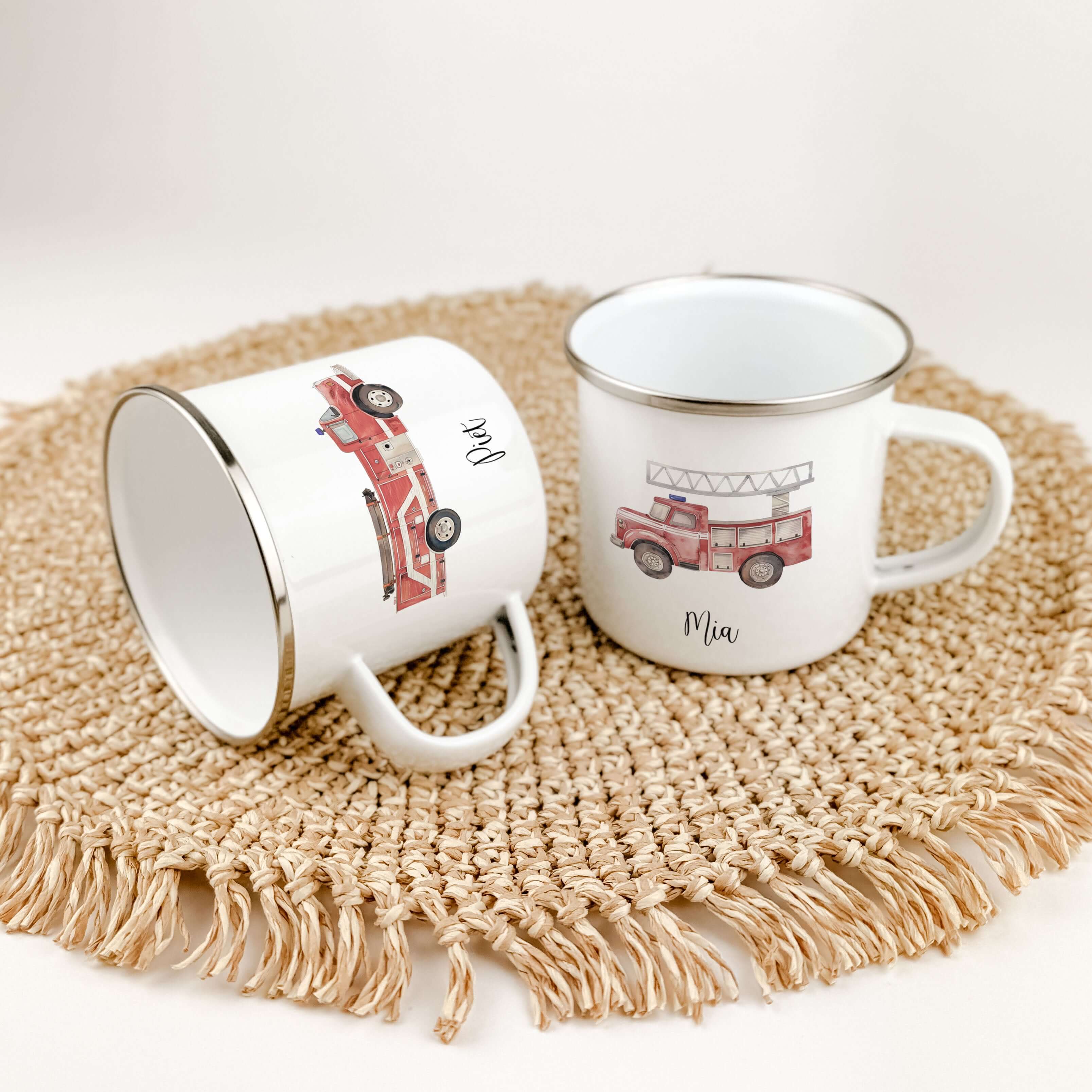Emaille Tasse Feuerwehr-famprints-Emaille Tasse-Entdecke unsere Emaille Tasse Feuerwehr von famprints – das perfekte Geschenk für kleine Feuerwehrleute! Mit ihrem einzigaritgen Feuerwehrauto-Design und der Möglichkeit, sie mit dem Namen deines Kindes zu p