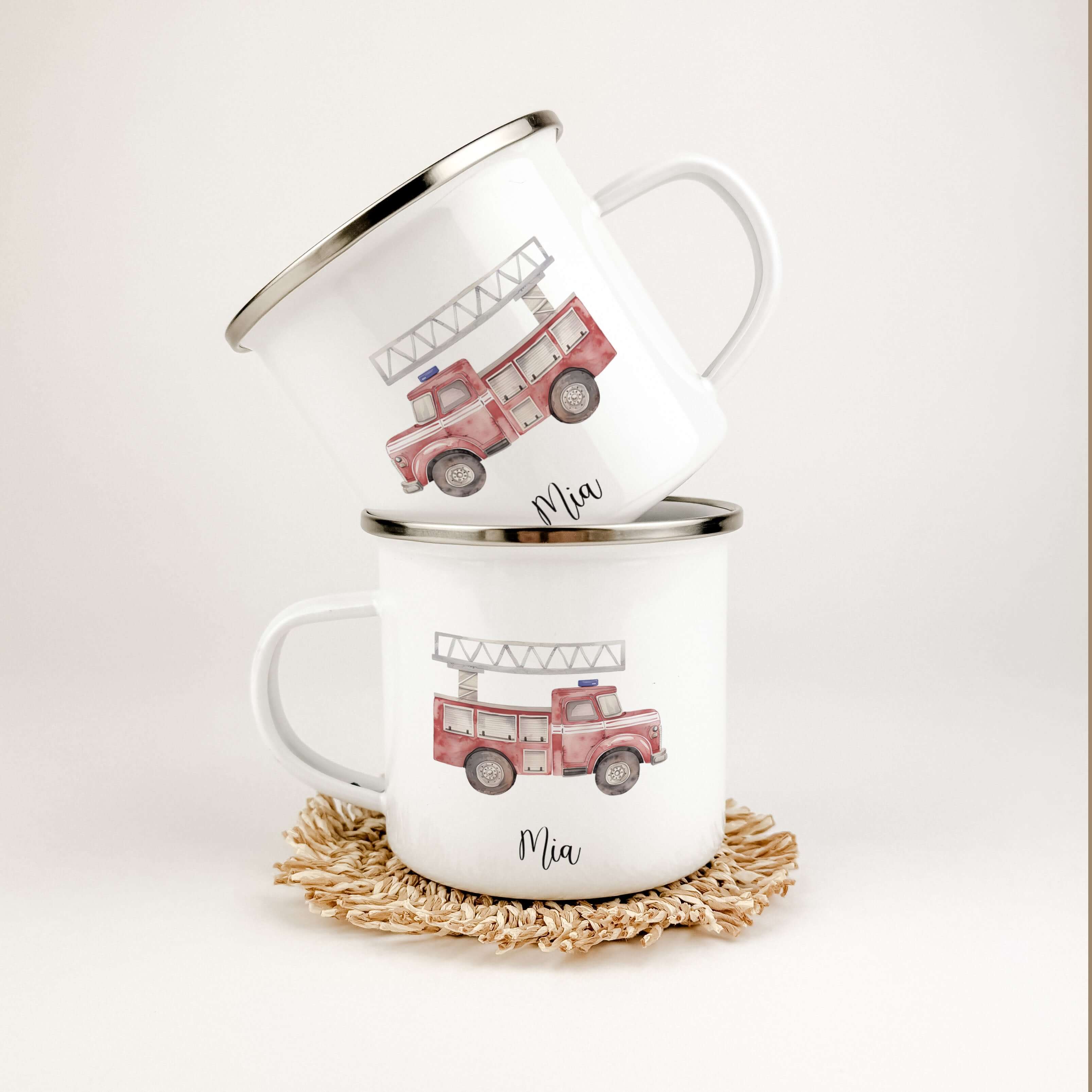 Emaille Tasse Feuerwehr-famprints-Emaille Tasse-Entdecke unsere Emaille Tasse Feuerwehr von famprints – das perfekte Geschenk für kleine Feuerwehrleute! Mit ihrem einzigaritgen Feuerwehrauto-Design und der Möglichkeit, sie mit dem Namen deines Kindes zu p