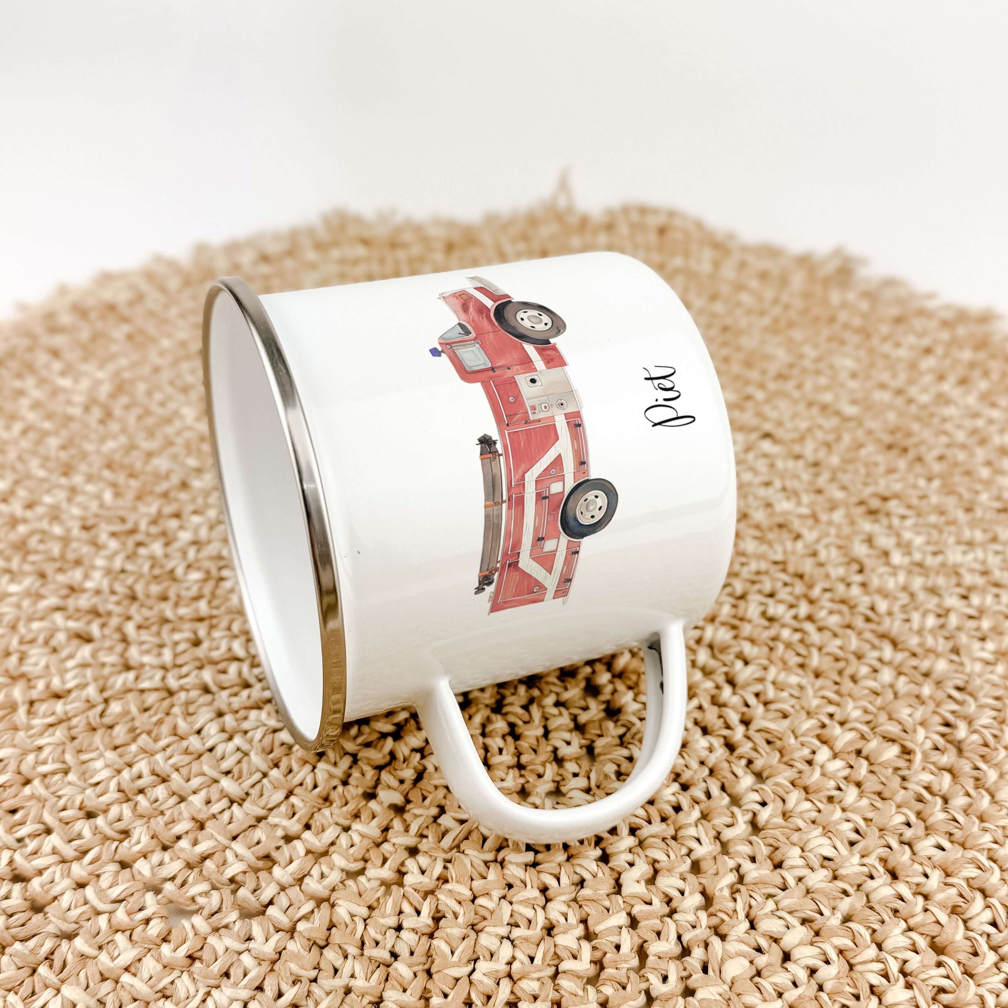 Emaille Tasse Feuerwehr-famprints-Emaille Tasse-Entdecke unsere Emaille Tasse Feuerwehr von famprints – das perfekte Geschenk für kleine Feuerwehrleute! Mit ihrem einzigaritgen Feuerwehrauto-Design und der Möglichkeit, sie mit dem Namen deines Kindes zu p