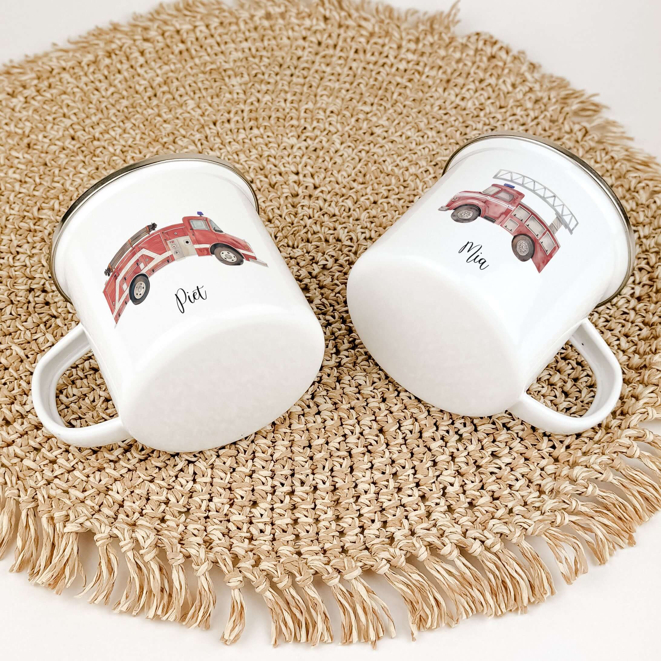 Emaille Tasse Feuerwehr-famprints-Emaille Tasse-Entdecke unsere Emaille Tasse Feuerwehr von famprints – das perfekte Geschenk für kleine Feuerwehrleute! Mit ihrem einzigaritgen Feuerwehrauto-Design und der Möglichkeit, sie mit dem Namen deines Kindes zu p