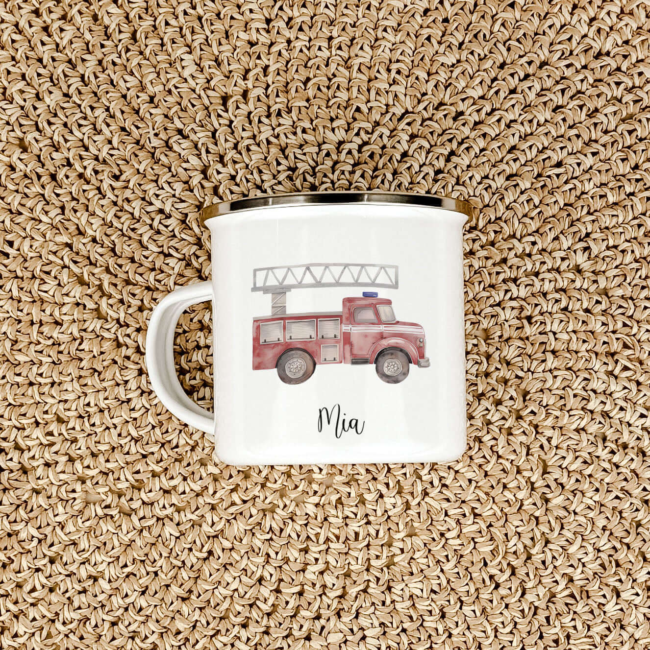 Emaille Tasse Feuerwehr-famprints-Emaille Tasse-Entdecke unsere Emaille Tasse Feuerwehr von famprints – das perfekte Geschenk für kleine Feuerwehrleute! Mit ihrem einzigaritgen Feuerwehrauto-Design und der Möglichkeit, sie mit dem Namen deines Kindes zu p