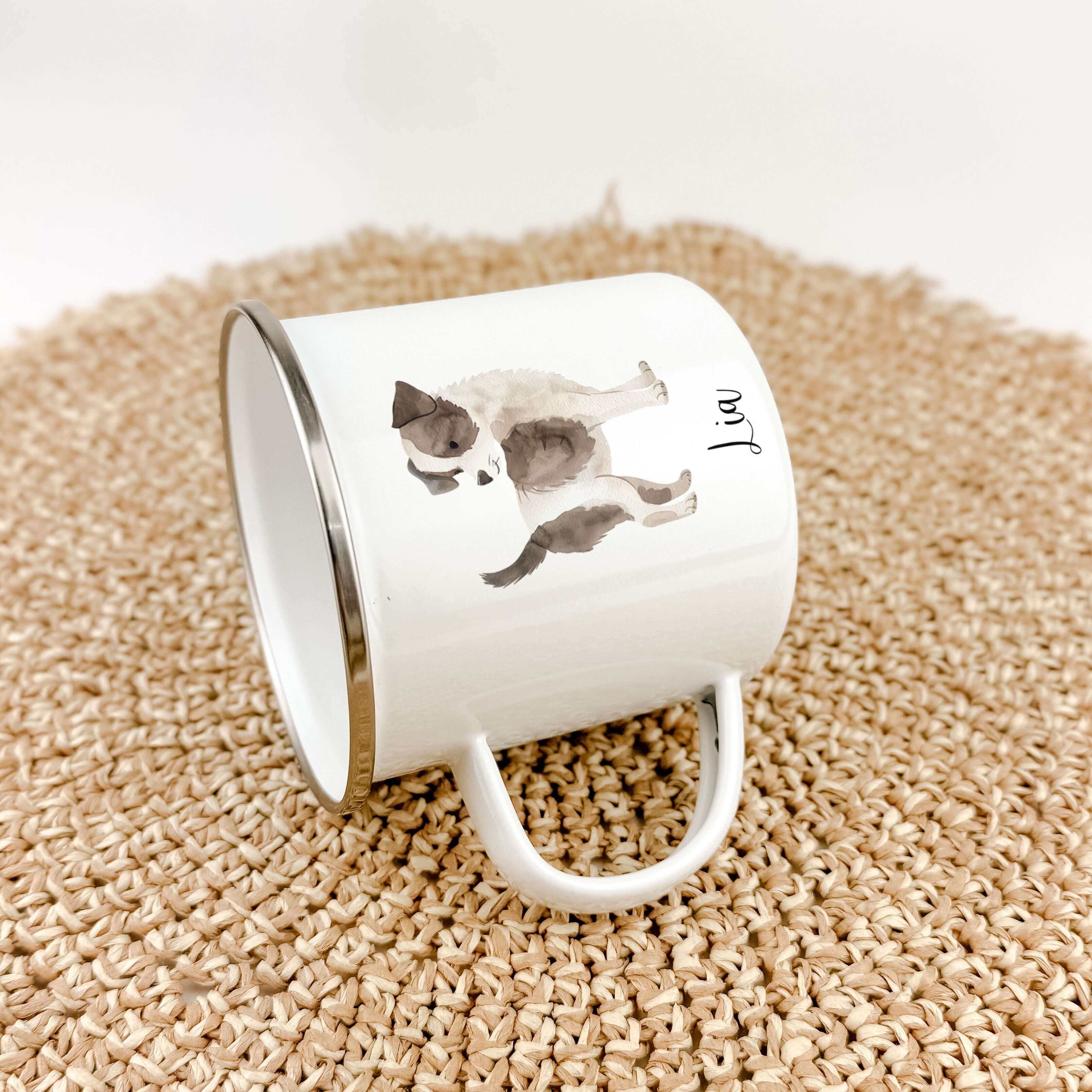 Emaille Tasse Hund-famprints-Emaille Tasse-Entdecke die perfekte Emaille Tasse für kleine Hundeliebhaber! Diese personalisierte Tasse bringt nicht nur Freude, sondern auch einen Hauch von Individualität in den Alltag deines Kindes. Stell dir vor, wie dein