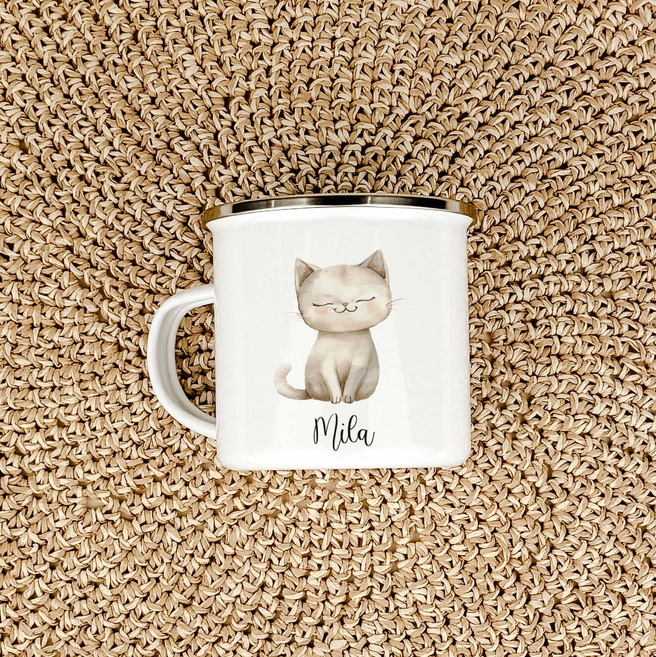 Emaille Tasse Katze-famprints-Emaille Tasse-Entdecke die zauberhafte Emaille Tasse Katze – ein einzigartiges Geschenk, das nicht nur funktional ist, sondern auch Herzen höher schlagen lässt. Diese personalisierte Tasse mit dem Namen deines Kindes bringt F