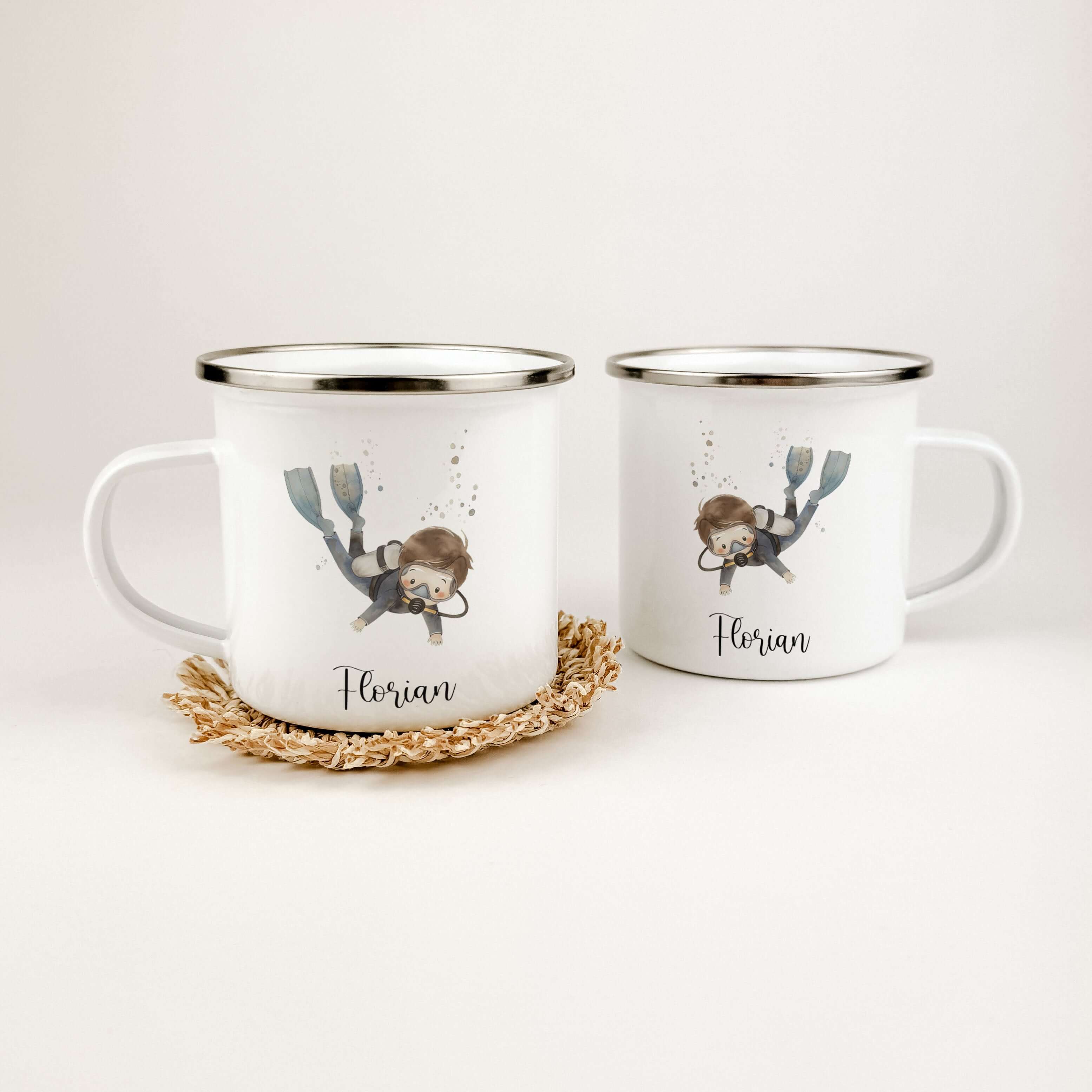 Emaille Tasse Taucher-famprints-Emaille Tasse-Entdecke die perfekte Emaille Tasse Taucher für kleine Abenteurer! Diese Emaille Tasse personalisiert mit deinem Namen ist nicht nur ein praktischer Begleiter für den Alltag, sondern auch ein liebevolles Gesch