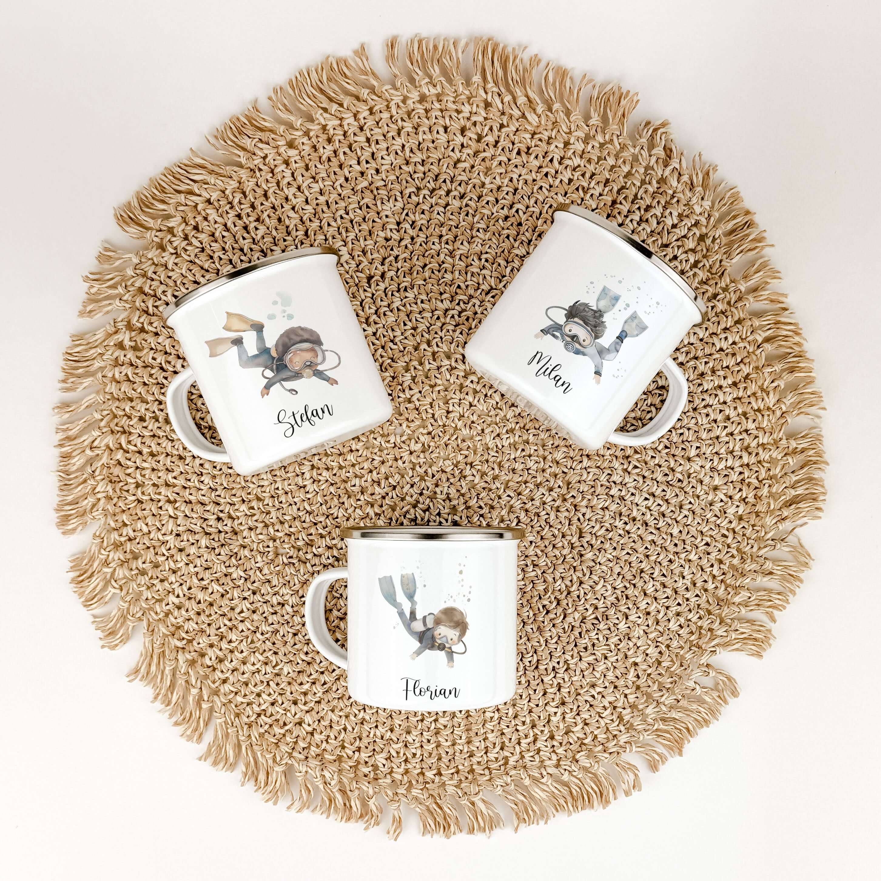 Emaille Tasse Taucher-famprints-Emaille Tasse-Entdecke die perfekte Emaille Tasse Taucher für kleine Abenteurer! Diese Emaille Tasse personalisiert mit deinem Namen ist nicht nur ein praktischer Begleiter für den Alltag, sondern auch ein liebevolles Gesch