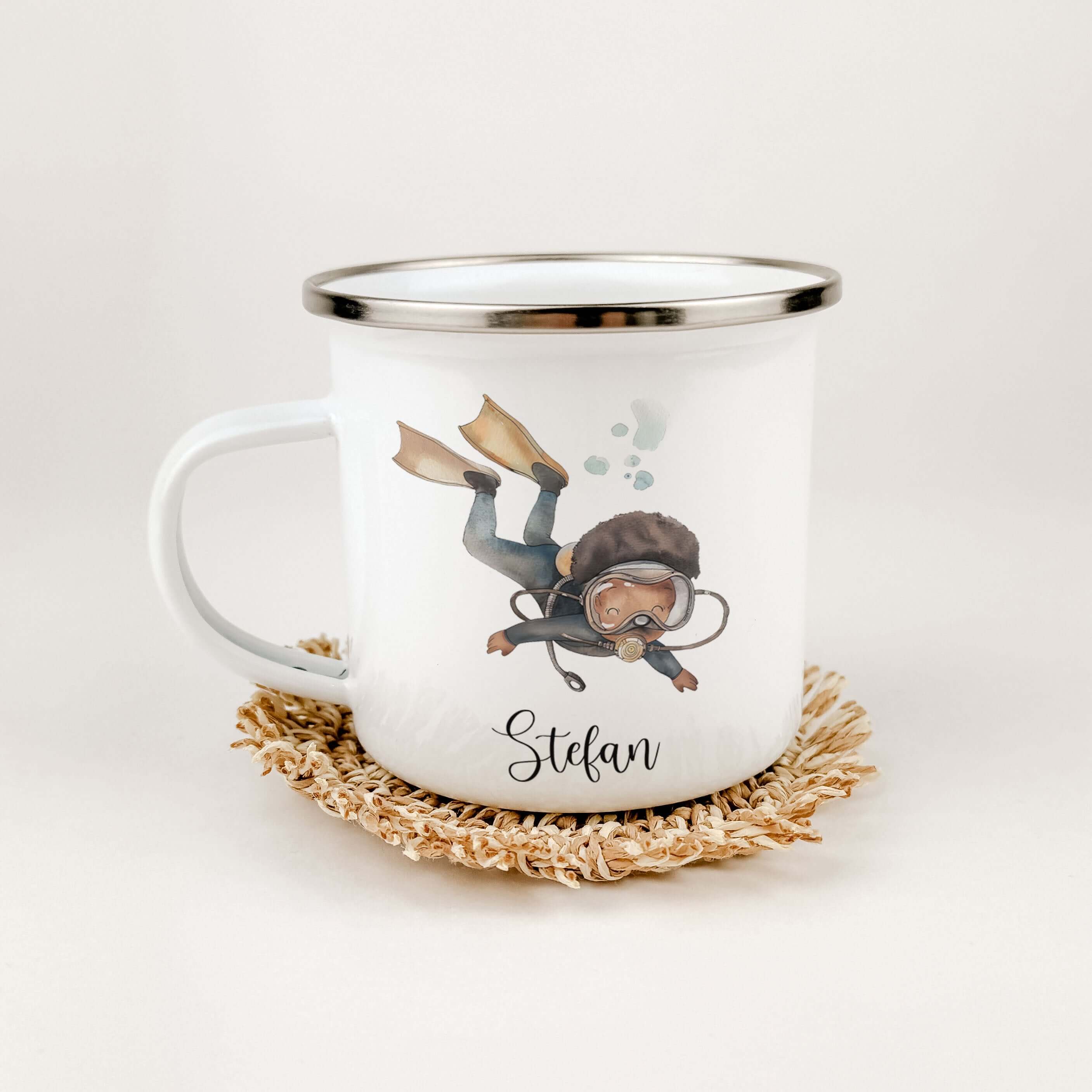 Emaille Tasse Taucher-famprints-Emaille Tasse-Entdecke die perfekte Emaille Tasse Taucher für kleine Abenteurer! Diese Emaille Tasse personalisiert mit deinem Namen ist nicht nur ein praktischer Begleiter für den Alltag, sondern auch ein liebevolles Gesch