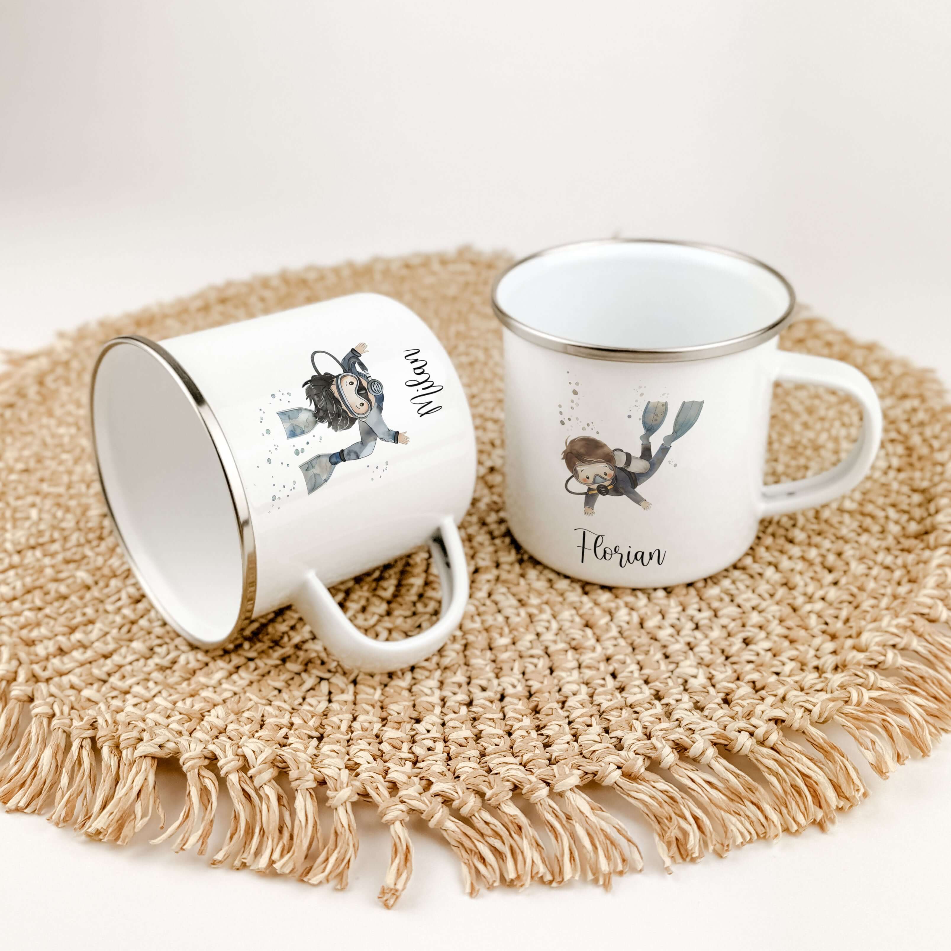 Emaille Tasse Taucher-famprints-Emaille Tasse-Entdecke die perfekte Emaille Tasse Taucher für kleine Abenteurer! Diese Emaille Tasse personalisiert mit deinem Namen ist nicht nur ein praktischer Begleiter für den Alltag, sondern auch ein liebevolles Gesch