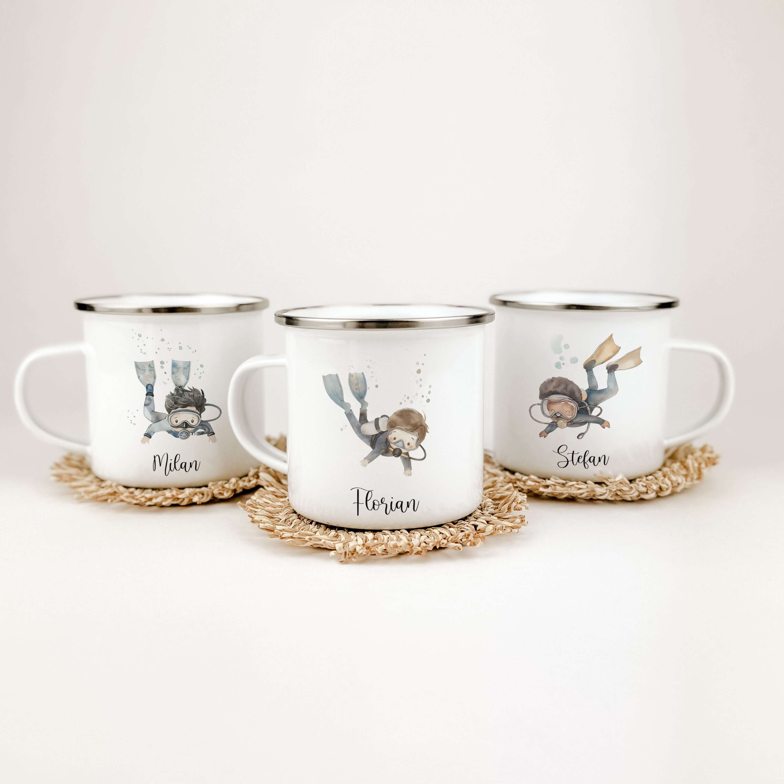 Emaille Tasse Taucher-famprints-Emaille Tasse-Entdecke die perfekte Emaille Tasse Taucher für kleine Abenteurer! Diese Emaille Tasse personalisiert mit deinem Namen ist nicht nur ein praktischer Begleiter für den Alltag, sondern auch ein liebevolles Gesch