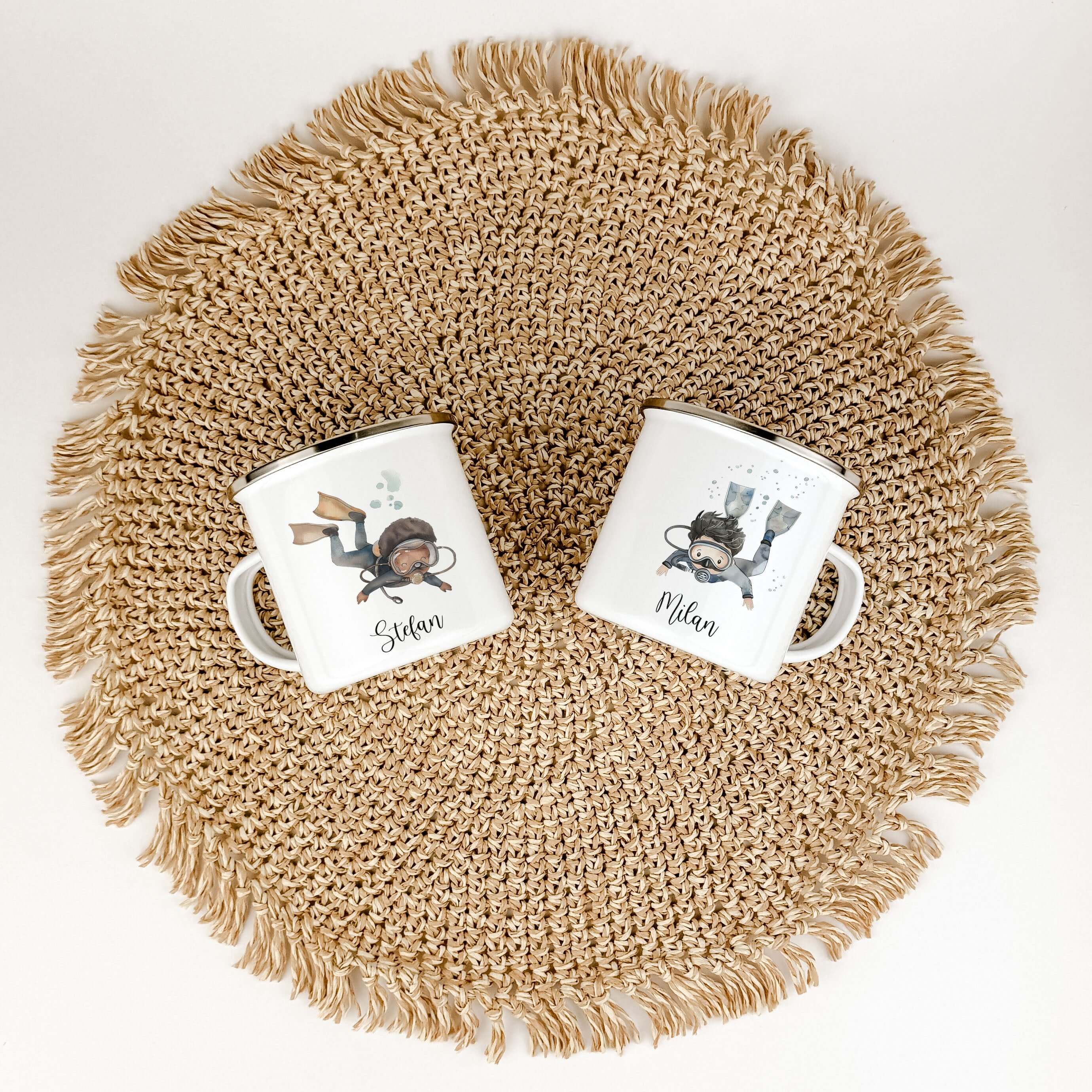 Emaille Tasse Taucher-famprints-Emaille Tasse-Entdecke die perfekte Emaille Tasse Taucher für kleine Abenteurer! Diese Emaille Tasse personalisiert mit deinem Namen ist nicht nur ein praktischer Begleiter für den Alltag, sondern auch ein liebevolles Gesch