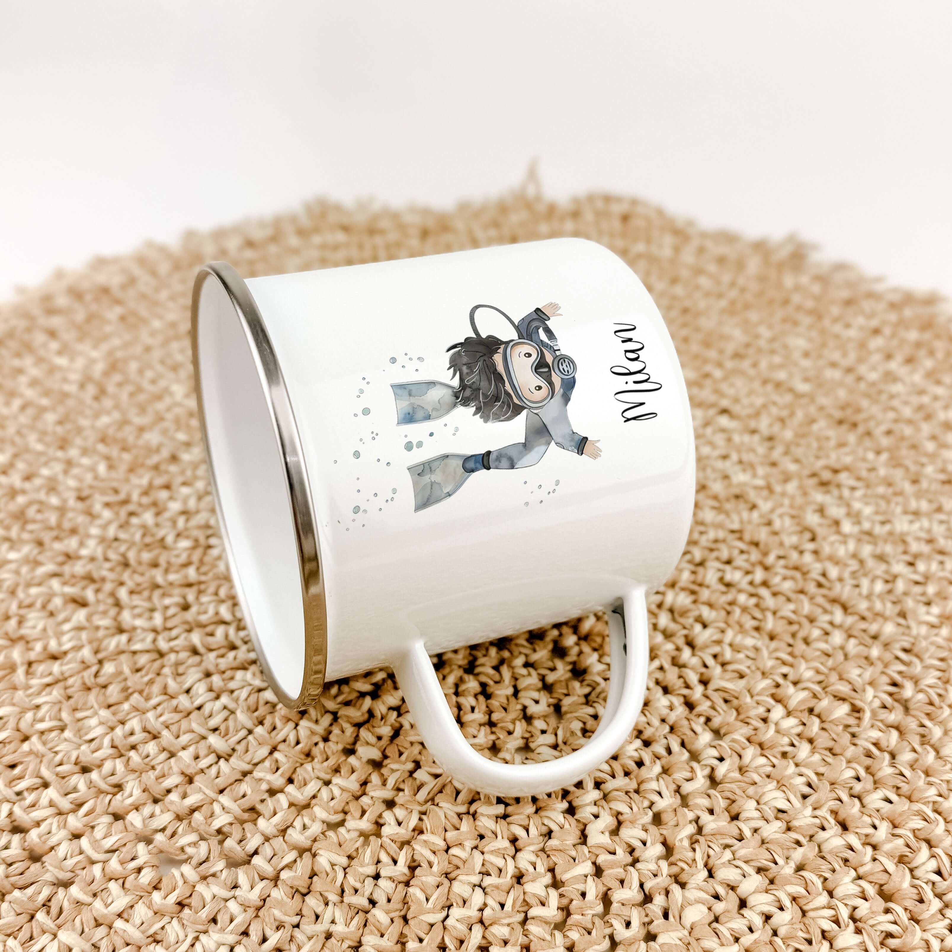 Emaille Tasse Taucher-famprints-Emaille Tasse-Entdecke die perfekte Emaille Tasse Taucher für kleine Abenteurer! Diese Emaille Tasse personalisiert mit deinem Namen ist nicht nur ein praktischer Begleiter für den Alltag, sondern auch ein liebevolles Gesch