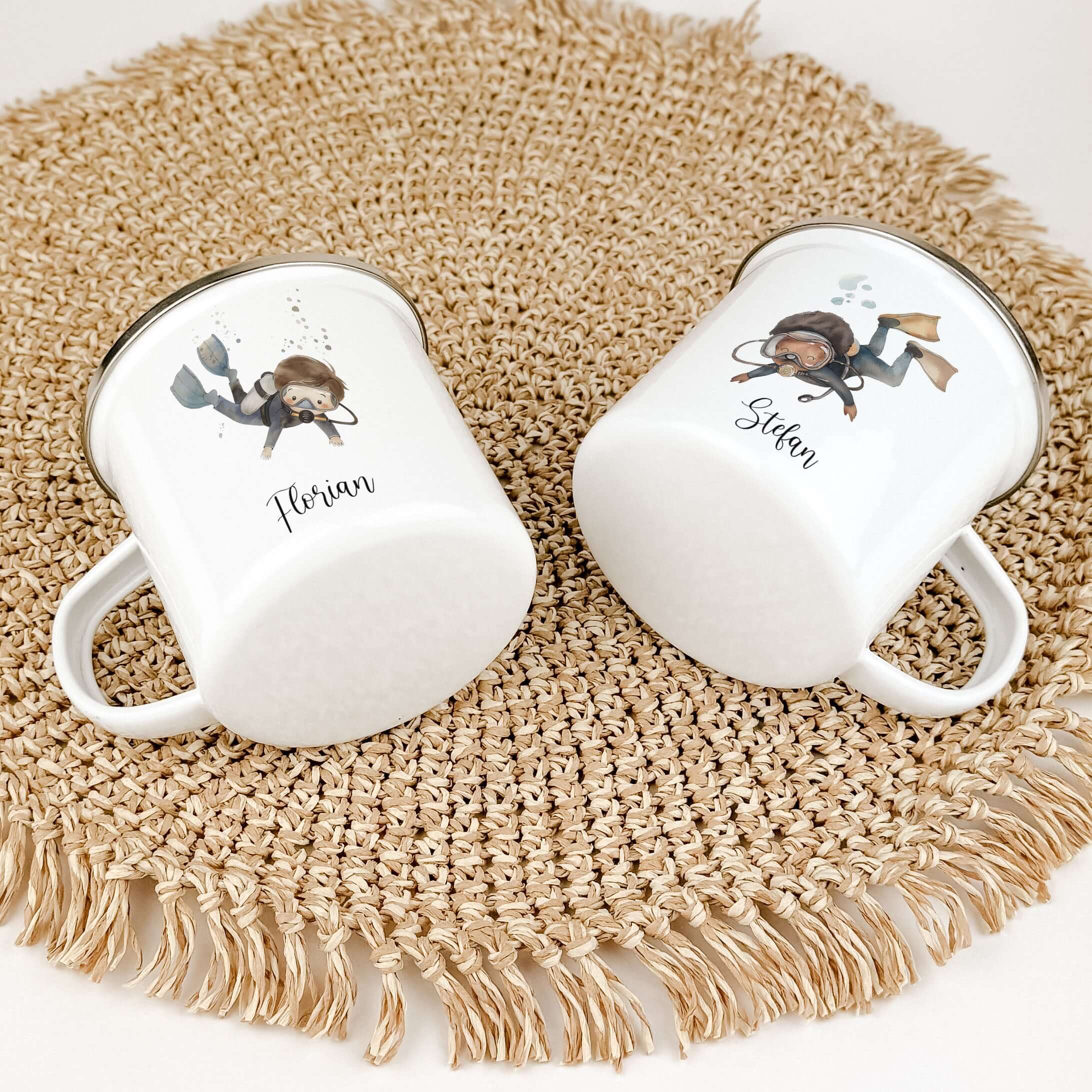 Emaille Tasse Taucher-famprints-Emaille Tasse-Entdecke die perfekte Emaille Tasse Taucher für kleine Abenteurer! Diese Emaille Tasse personalisiert mit deinem Namen ist nicht nur ein praktischer Begleiter für den Alltag, sondern auch ein liebevolles Gesch