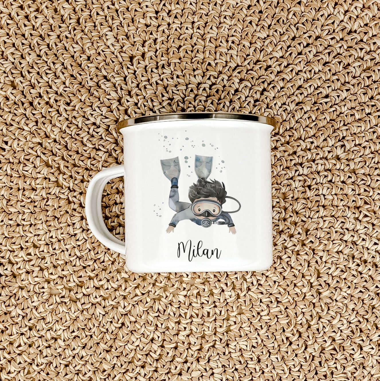 Emaille Tasse Taucher-famprints-Emaille Tasse-Entdecke die perfekte Emaille Tasse Taucher für kleine Abenteurer! Diese Emaille Tasse personalisiert mit deinem Namen ist nicht nur ein praktischer Begleiter für den Alltag, sondern auch ein liebevolles Gesch
