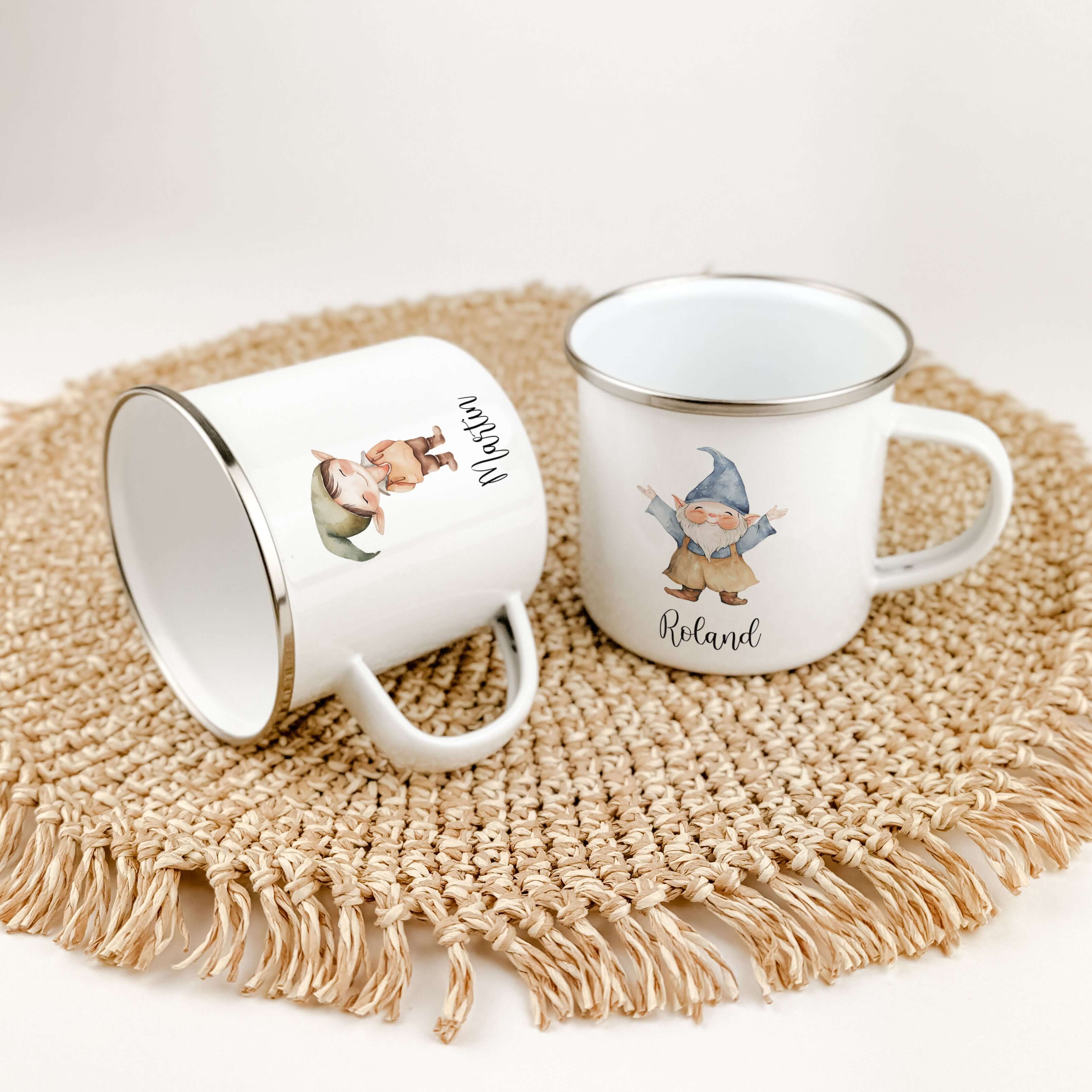 Emaille Tasse Wichtel-famprints-Emaille Tasse-Entdecke die zauberhafte Emaille Tasse Wichtel, die nicht nur durch ihre liebevolle Gestaltung begeistert, sondern auch zahlreiche Vorteile für dein Kind bietet. Diese personalisierte Tasse mit dem Namen deine
