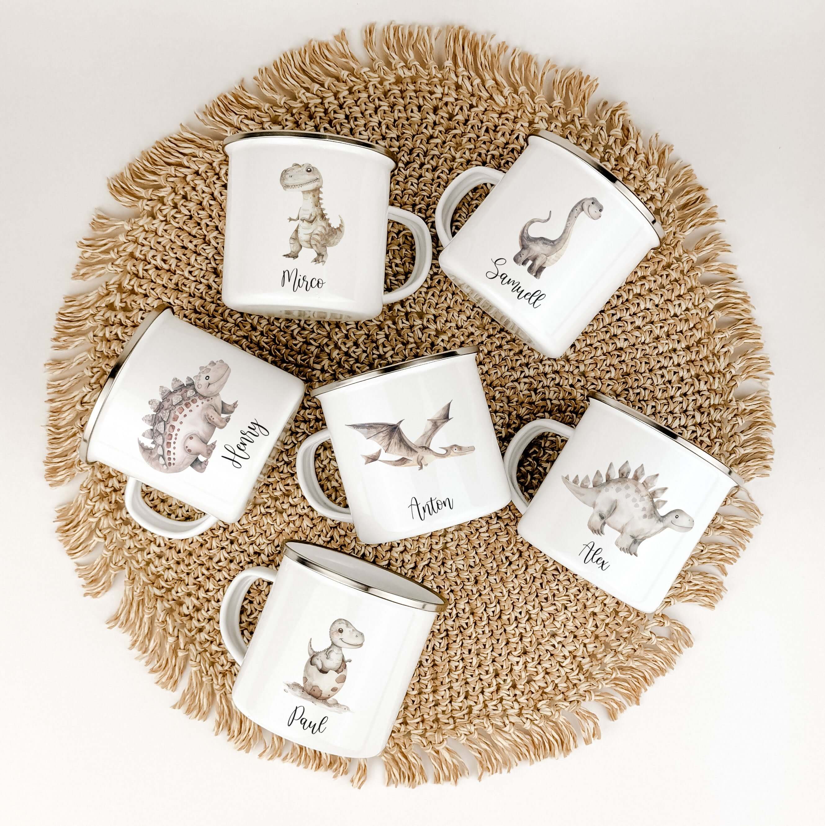 Emaille Tasse Dino-famprints-Emaille Tasse-Entdecke die bezaubernde Emaille Tasse Dino – ein persönliches Highlight für jedes Kinderherz! Mit einem süßen Dino in Aquarell-Optik und der Möglichkeit, den Namen deines Kindes darauf zu verewigen, wird diese T