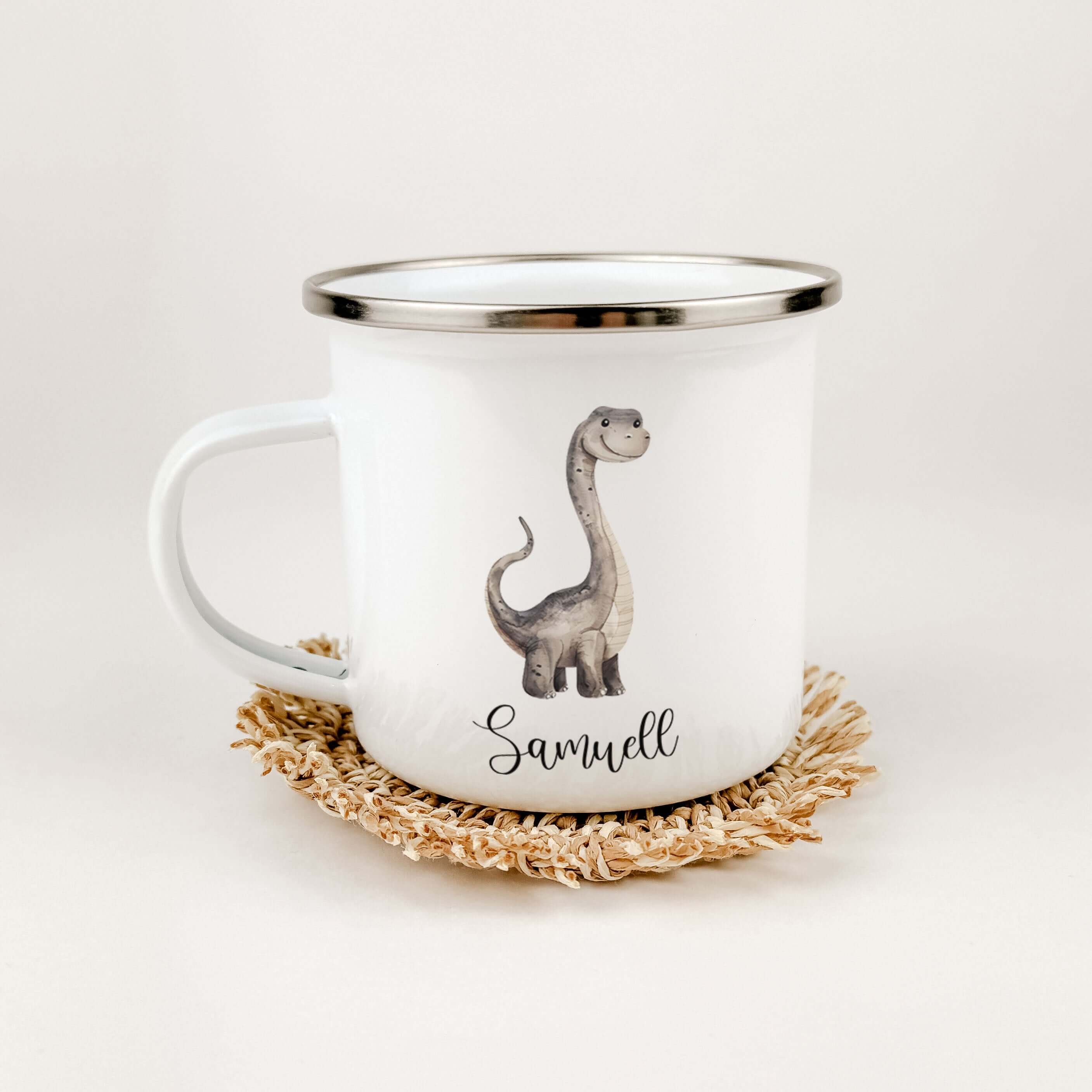 Emaille Tasse Dino-famprints-Emaille Tasse-Entdecke die bezaubernde Emaille Tasse Dino – ein persönliches Highlight für jedes Kinderherz! Mit einem süßen Dino in Aquarell-Optik und der Möglichkeit, den Namen deines Kindes darauf zu verewigen, wird diese T