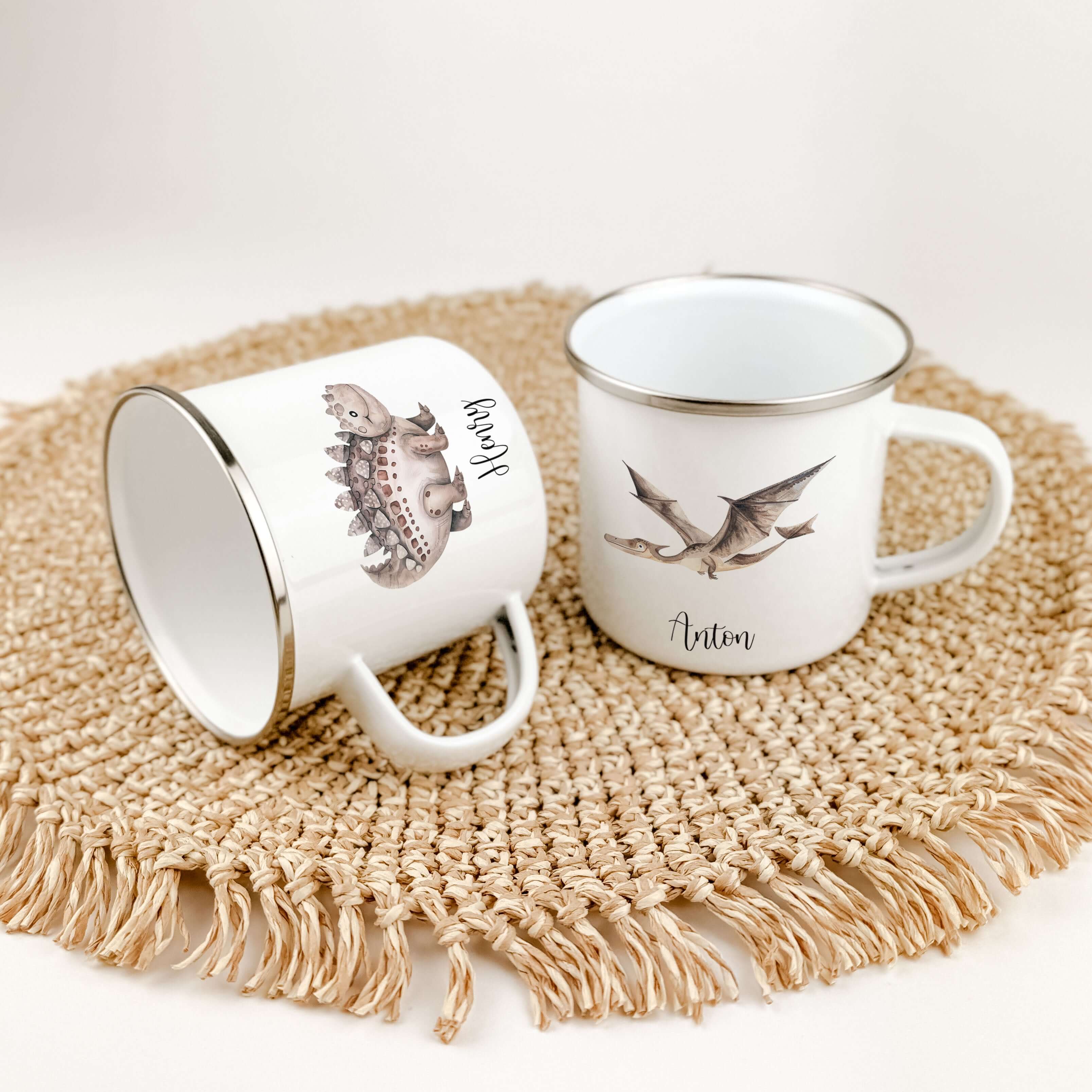 Emaille Tasse Dino-famprints-Emaille Tasse-Entdecke die bezaubernde Emaille Tasse Dino – ein persönliches Highlight für jedes Kinderherz! Mit einem süßen Dino in Aquarell-Optik und der Möglichkeit, den Namen deines Kindes darauf zu verewigen, wird diese T