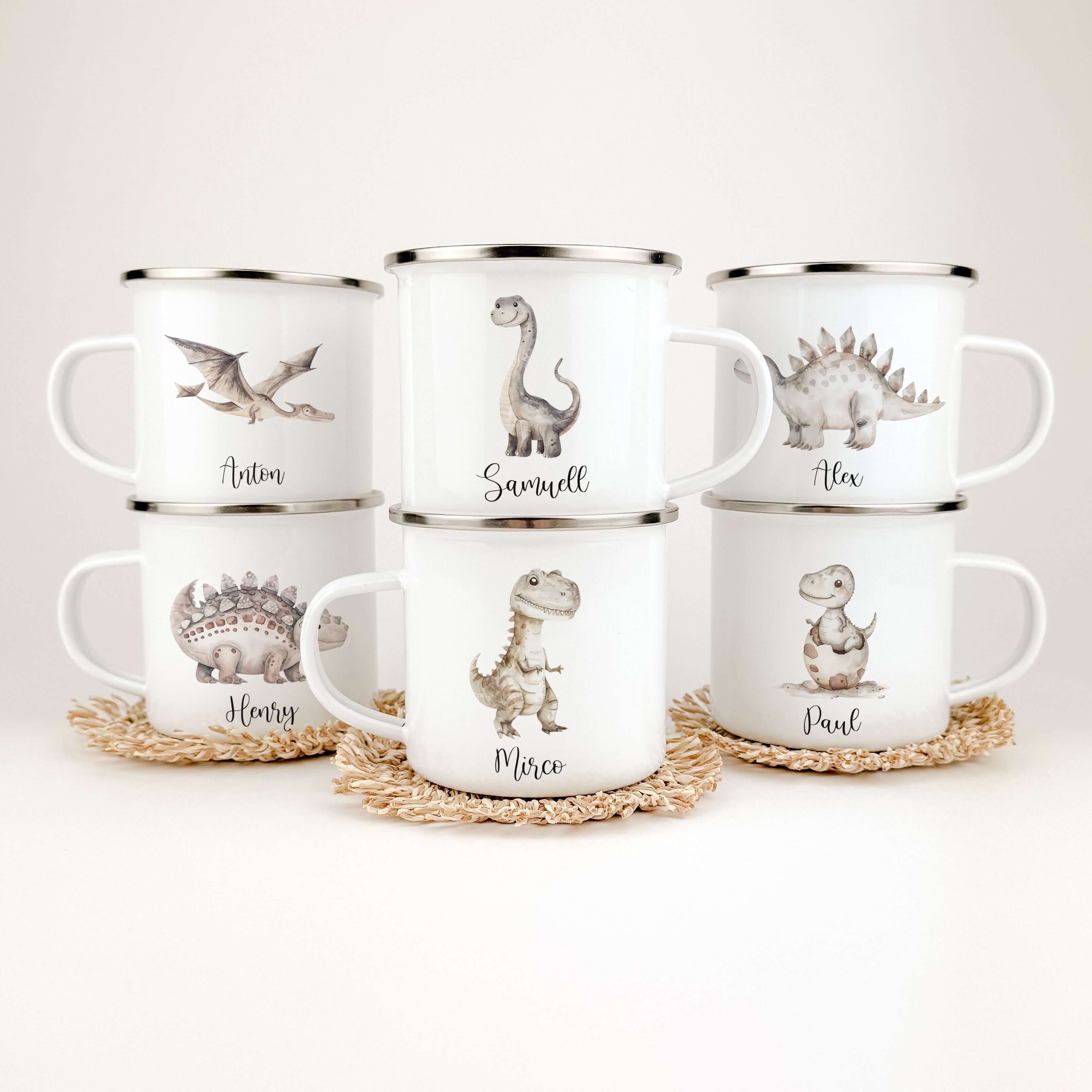 Emaille Tasse Dino-famprints-Emaille Tasse-Entdecke die bezaubernde Emaille Tasse Dino – ein persönliches Highlight für jedes Kinderherz! Mit einem süßen Dino in Aquarell-Optik und der Möglichkeit, den Namen deines Kindes darauf zu verewigen, wird diese T