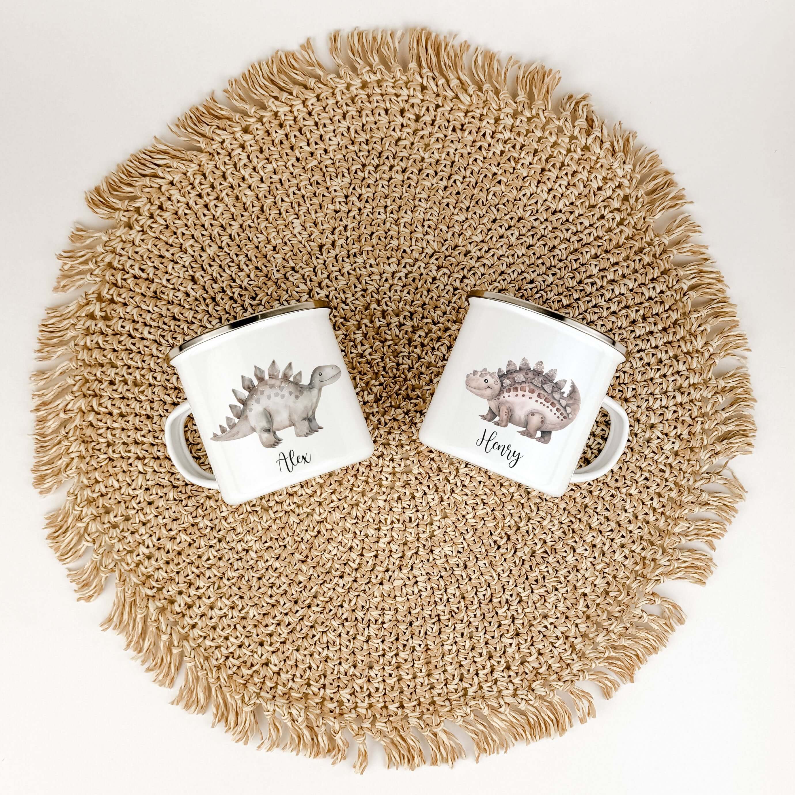 Emaille Tasse Dino-famprints-Emaille Tasse-Entdecke die bezaubernde Emaille Tasse Dino – ein persönliches Highlight für jedes Kinderherz! Mit einem süßen Dino in Aquarell-Optik und der Möglichkeit, den Namen deines Kindes darauf zu verewigen, wird diese T