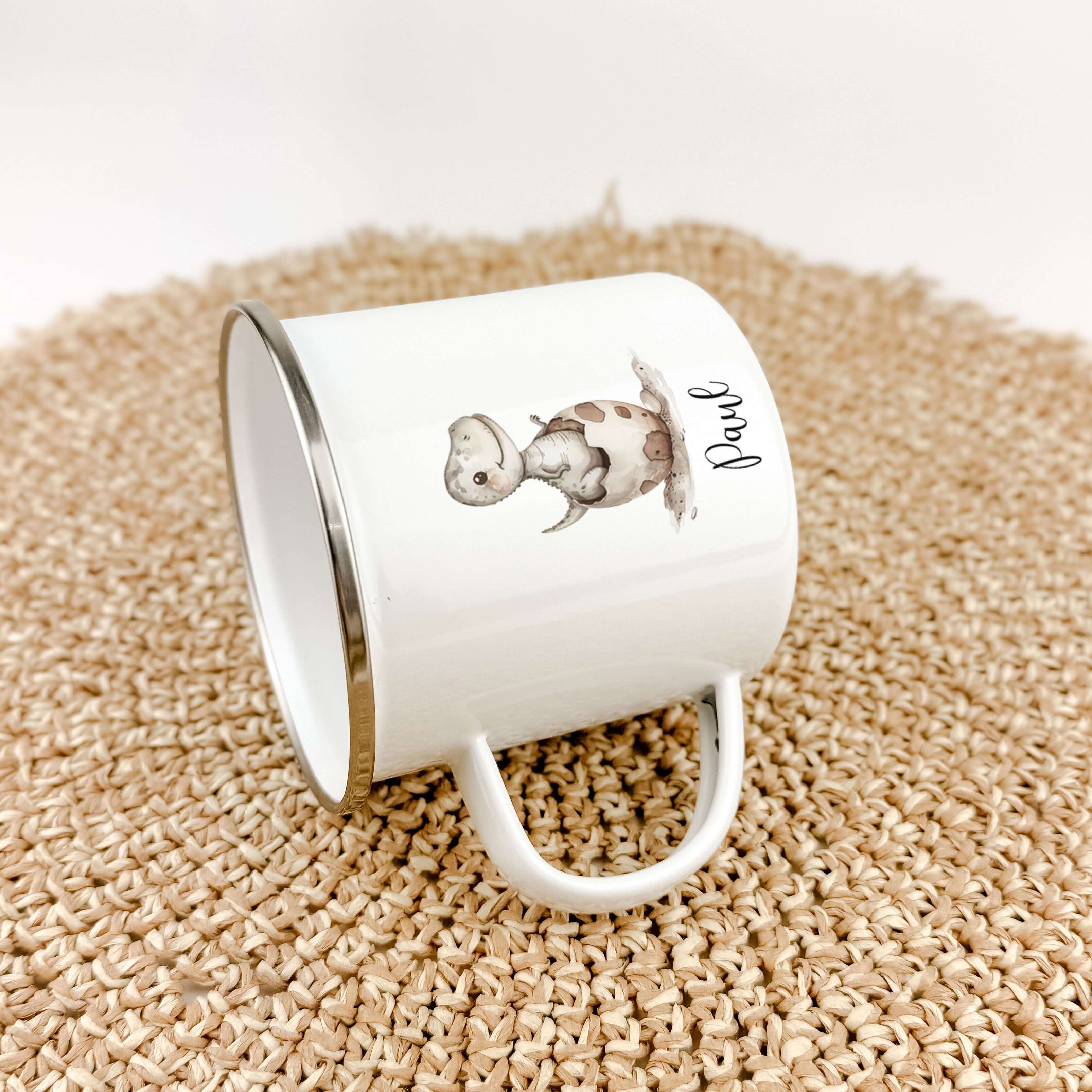 Emaille Tasse Dino-famprints-Emaille Tasse-Entdecke die bezaubernde Emaille Tasse Dino – ein persönliches Highlight für jedes Kinderherz! Mit einem süßen Dino in Aquarell-Optik und der Möglichkeit, den Namen deines Kindes darauf zu verewigen, wird diese T