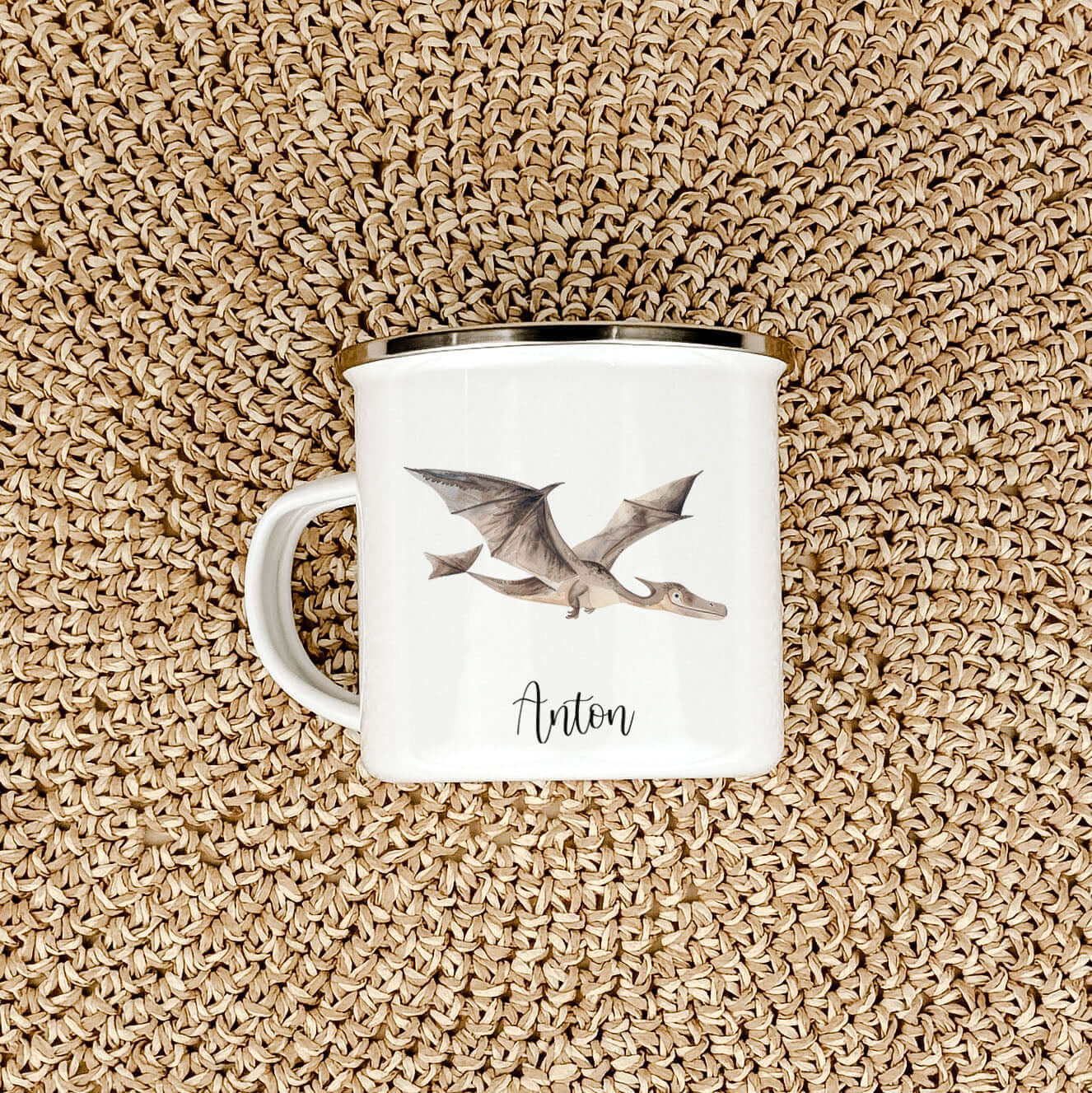 Emaille Tasse Dino-famprints-Emaille Tasse-Entdecke die bezaubernde Emaille Tasse Dino – ein persönliches Highlight für jedes Kinderherz! Mit einem süßen Dino in Aquarell-Optik und der Möglichkeit, den Namen deines Kindes darauf zu verewigen, wird diese T