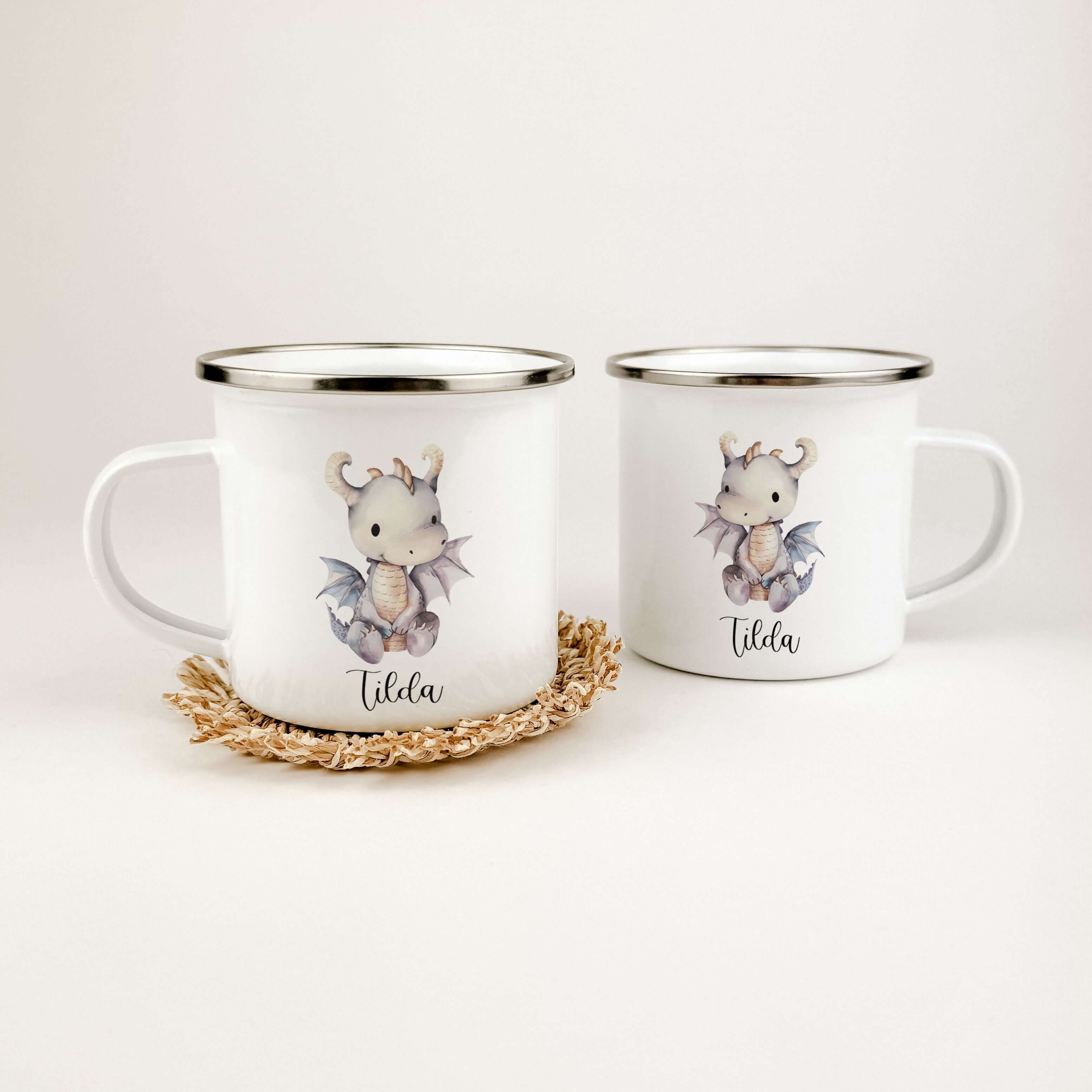 Emaille Tasse Drache-famprints-Emaille Tasse-Entdecke die magische Welt der Emaille Tasse Drache! Personalisiert mit dem Namen deines Kindes und bedruckt mit einem süßen Drachen in Aquarell Optik, ist diese Tasse ein echter Blickfang. Der brillante und la